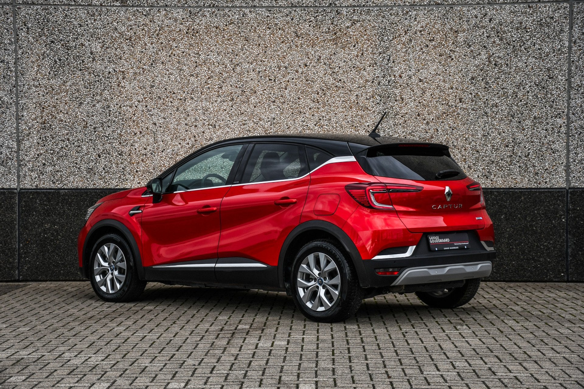Renault Captur 1.6 E-Tech Plug-in Hybrid 160 Intens, Gebruikt, Zwart, 4 cilinders, 160 pk