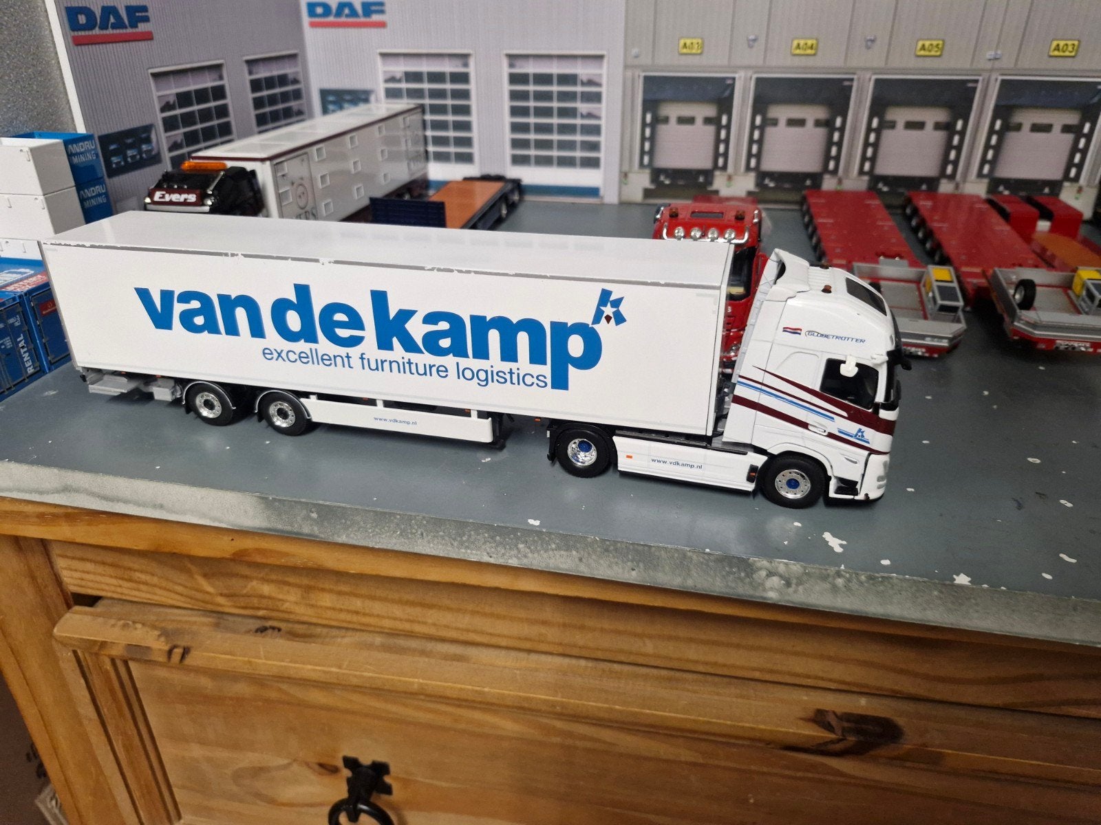 volvo nieuw model met kastentrailer wsi, Hobby en Vrije tijd, Modelauto's | 1:50, Ophalen of Verzenden, Nieuw, Bus of Vrachtwagen