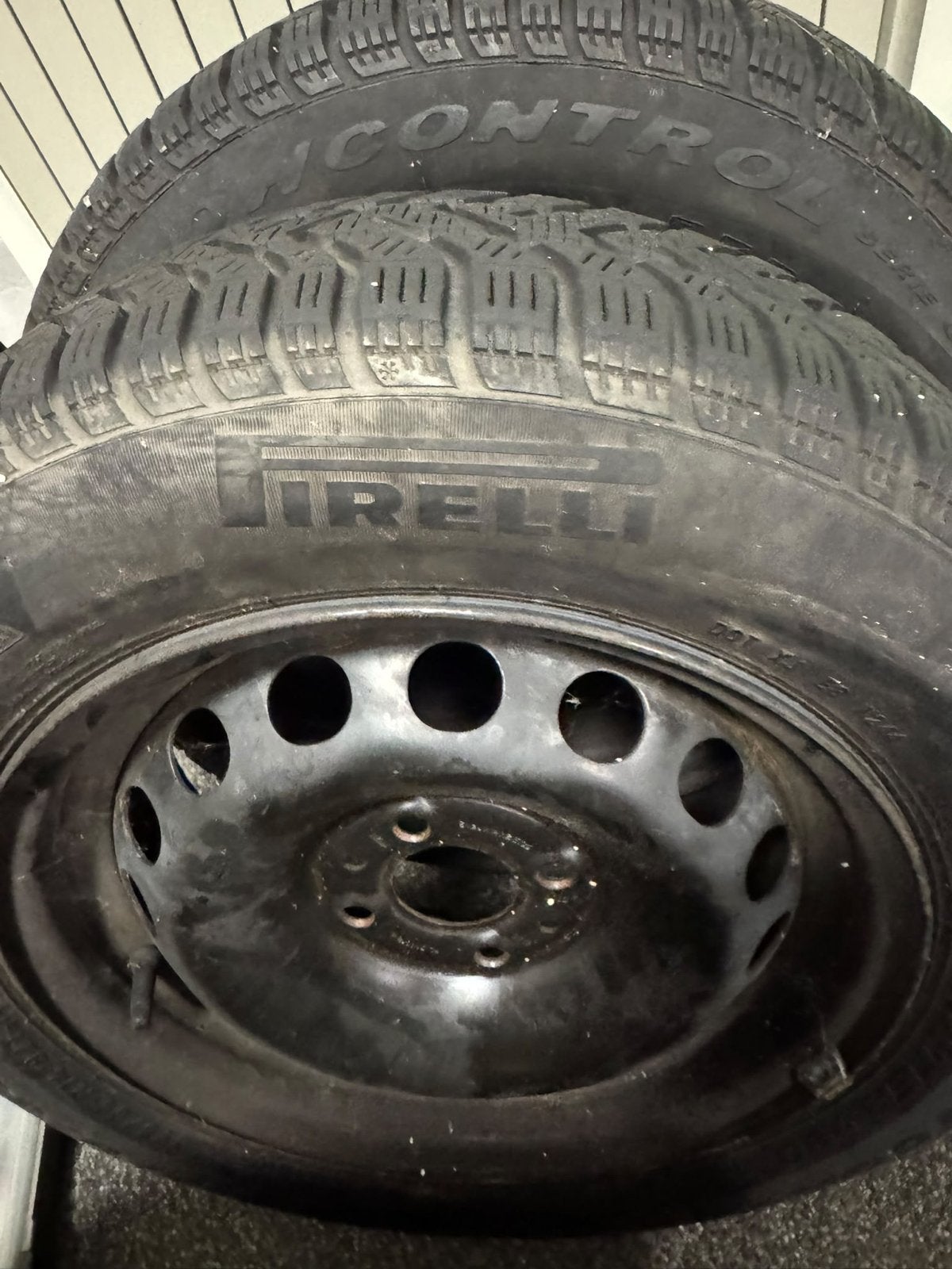 Winterbanden Fiat 500 met velgdoppen - 7 mm profiel, Auto-onderdelen, Ophalen, Gebruikt, 15 inch, 175 mm