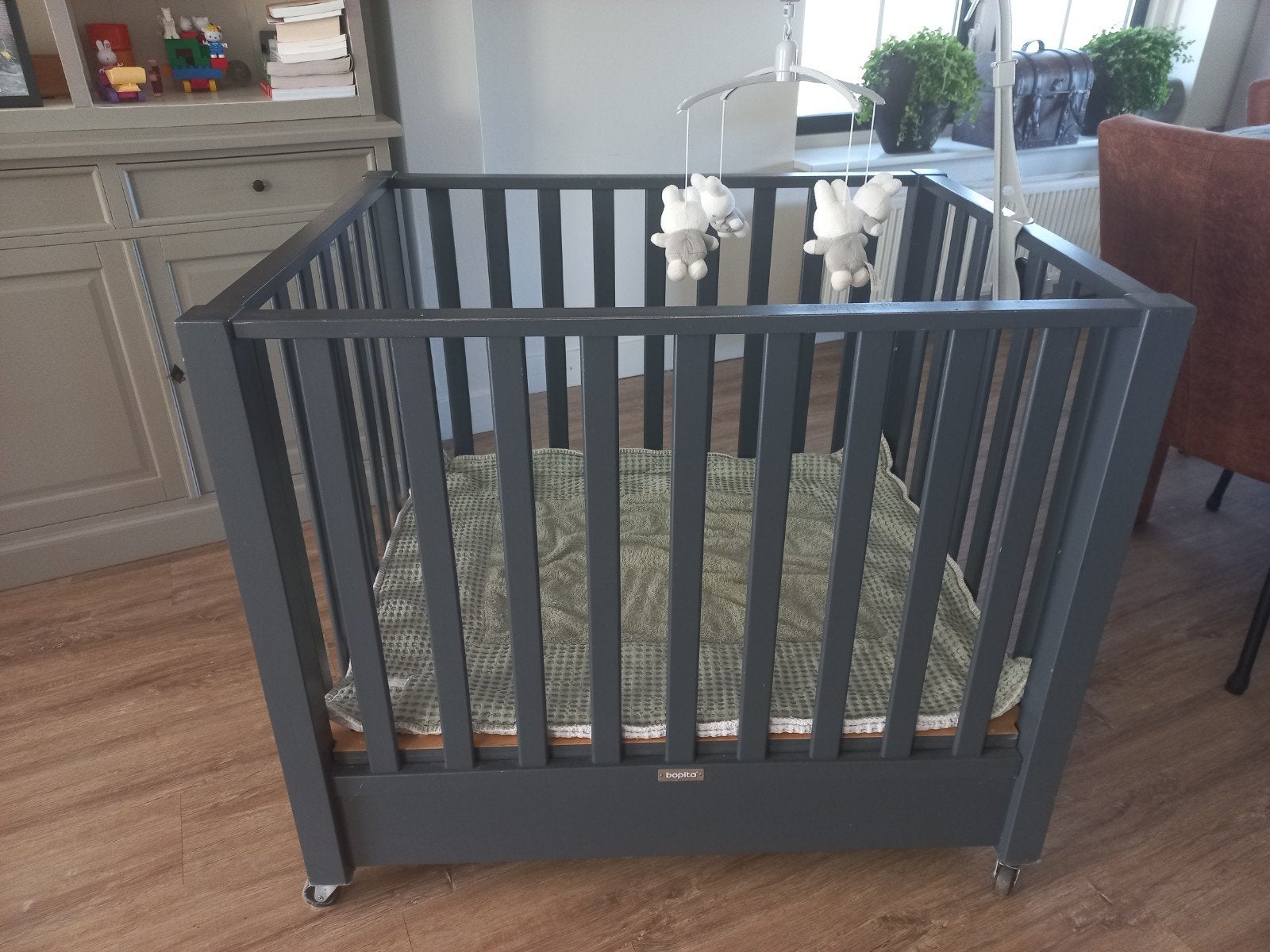 Bopita box met lade, wieltjes en nijntje muziekmobile, Kinderen en Baby's, Boxen, Ophalen, Gebruikt, Vierkant, Wieltjes