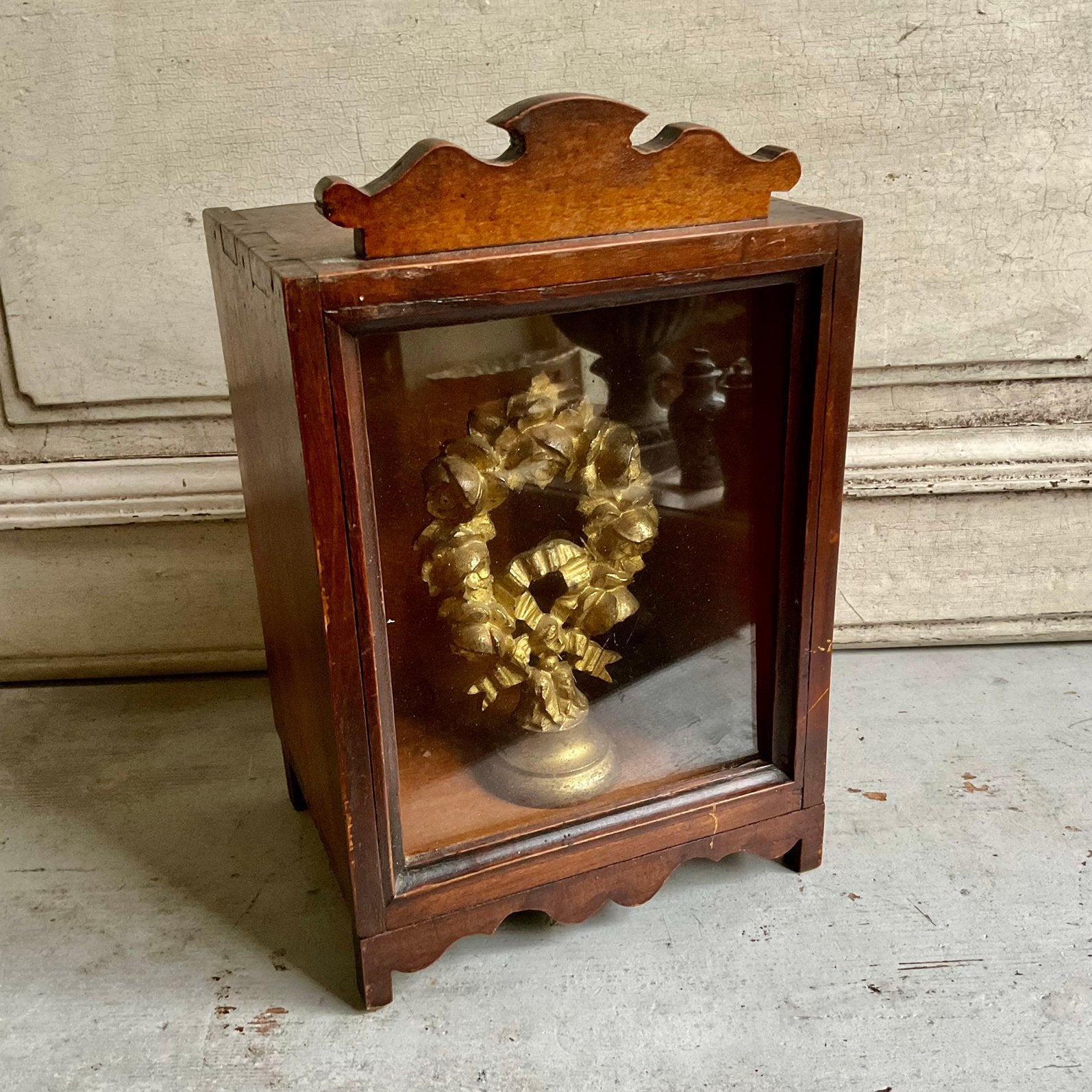 Vitrine kastje met ornament *tres jolie Duiven*, Ophalen of Verzenden