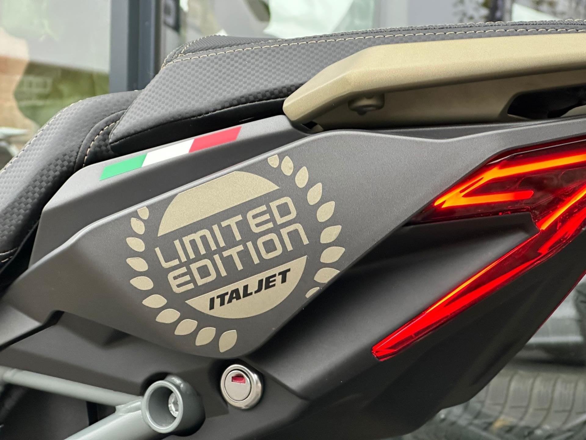 Italjet Scooter Dragster 200 *FirstEditionLimited 308/499*, 181 cc, Bedrijf, 12 t/m 35 kW, LED Verlichting