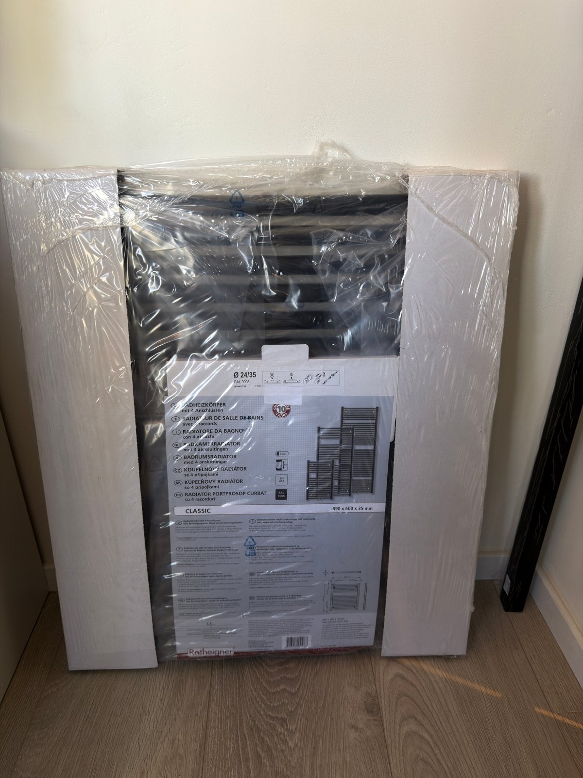 Nieuwe zwarte radiator (handdoekradiator) in verpakking, Ophalen, 30 tot 80 cm, Radiator, Nieuw