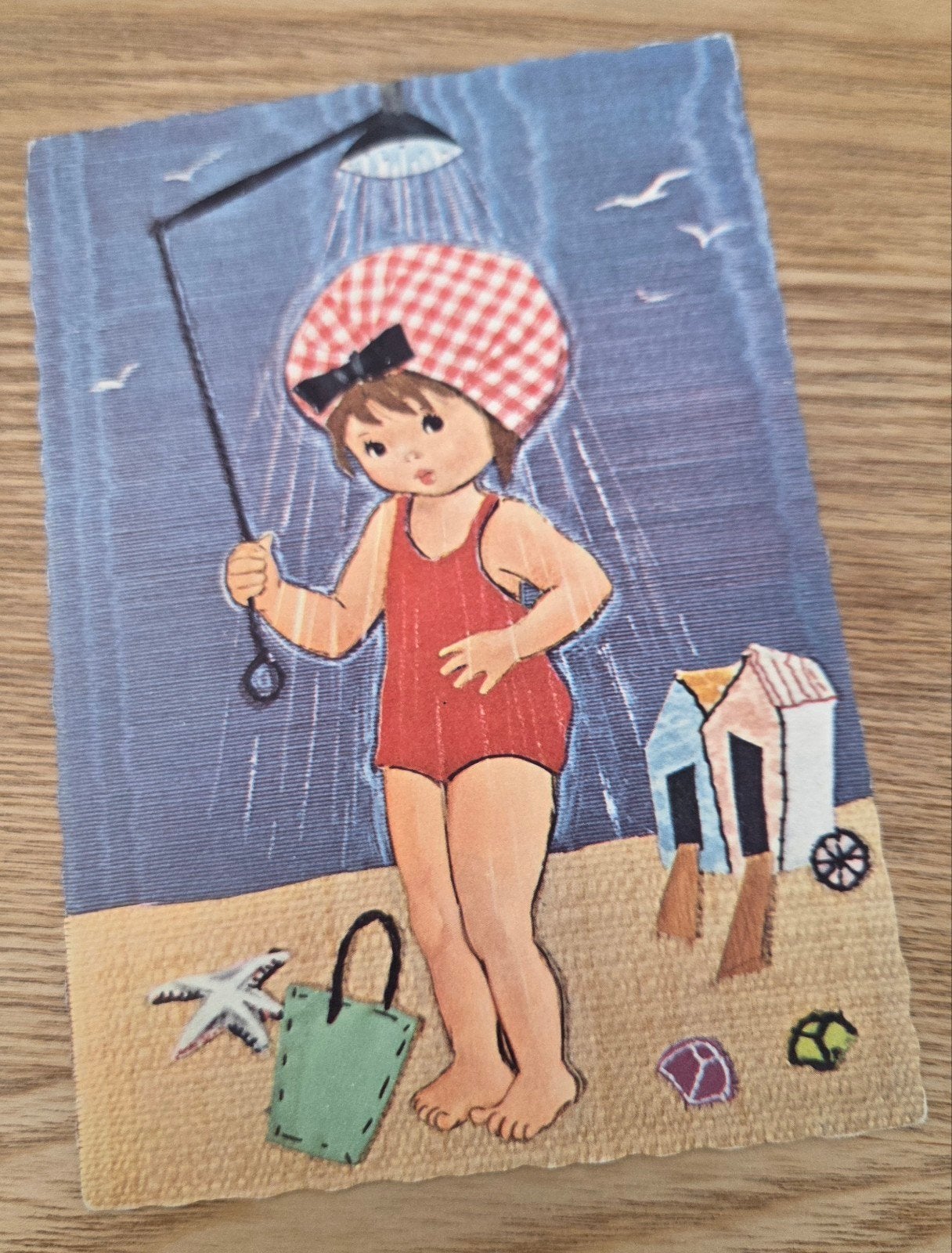 Vintage Ansichtkaart Meisje onder Douche op Strand, Verzenden, 1960 tot 1980, Ongelopen, Kinderen
