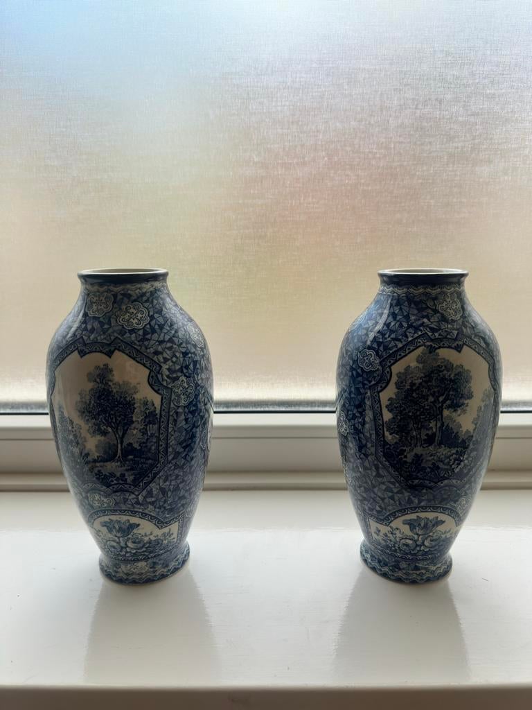 Twee blauw-witte vazen met landschap en bloemmotief, Ophalen of Verzenden