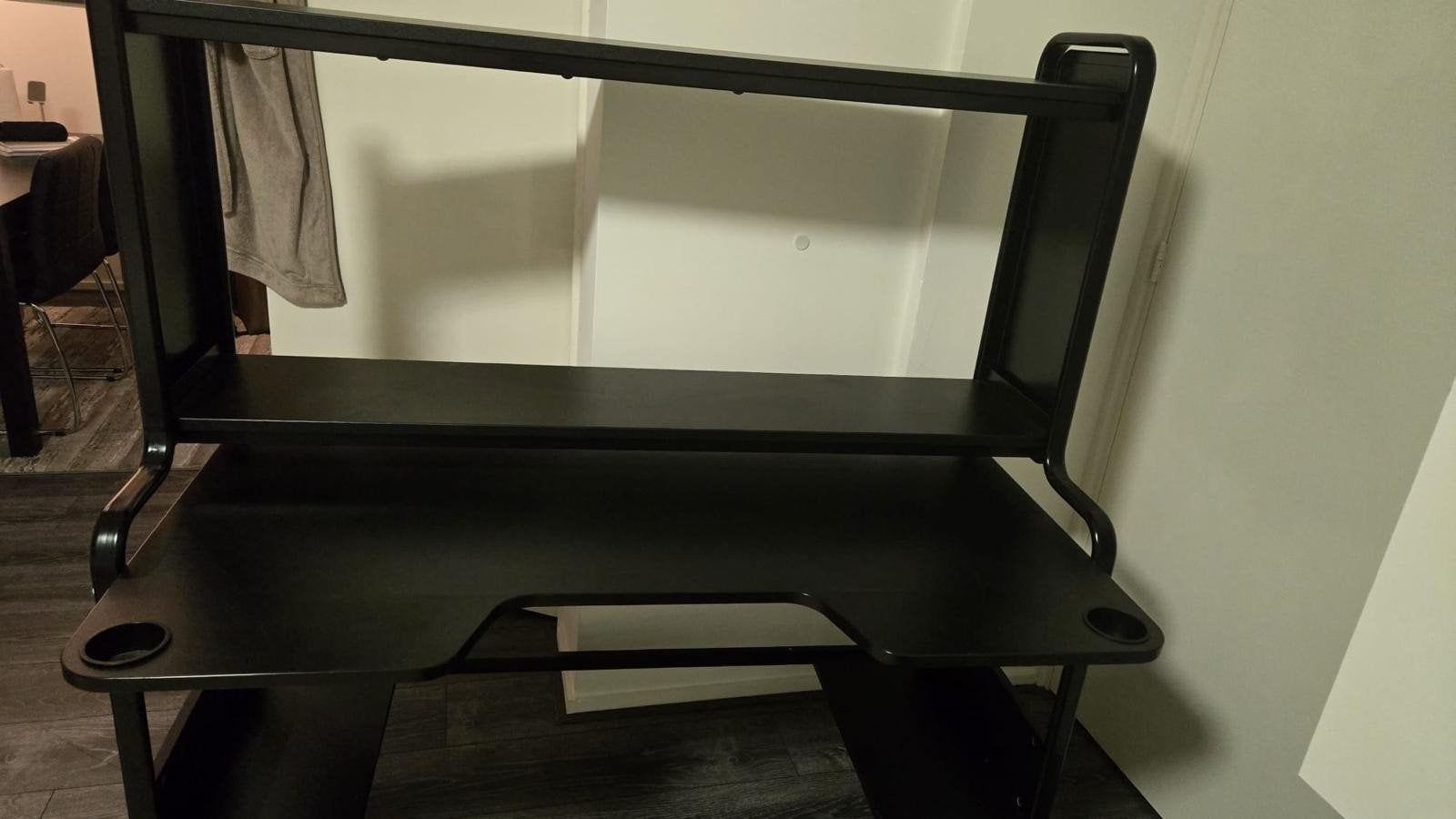 IKEA FREDDE Gamingbureau Zwart - Zo goed als nieuw, Ophalen, Zwart, Spaanplaat of MDF, Met monitorsteun