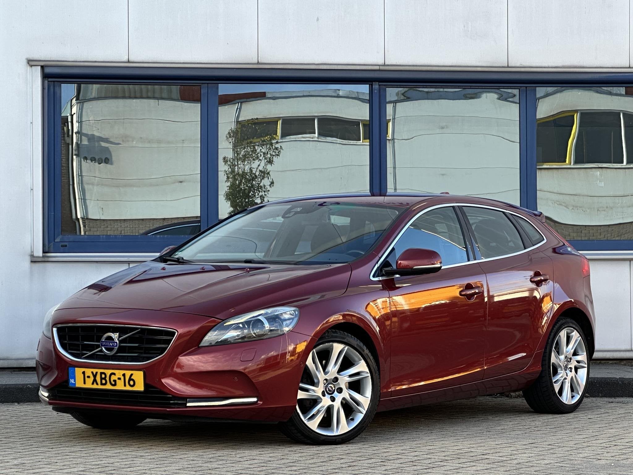 Volvo V40 1.6 T4 Momentum, Auto's, Gebruikt, 4 cilinders, 179 pk, Leder en Stof