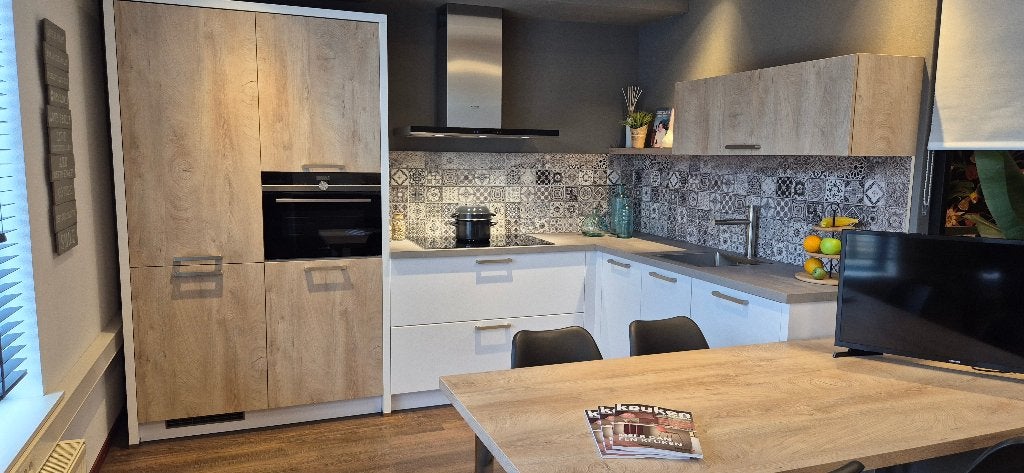 Hoek keuken met eettafel en Siemens apparatuur, Ophalen, Overige materialen, Wit, Hoekkeuken