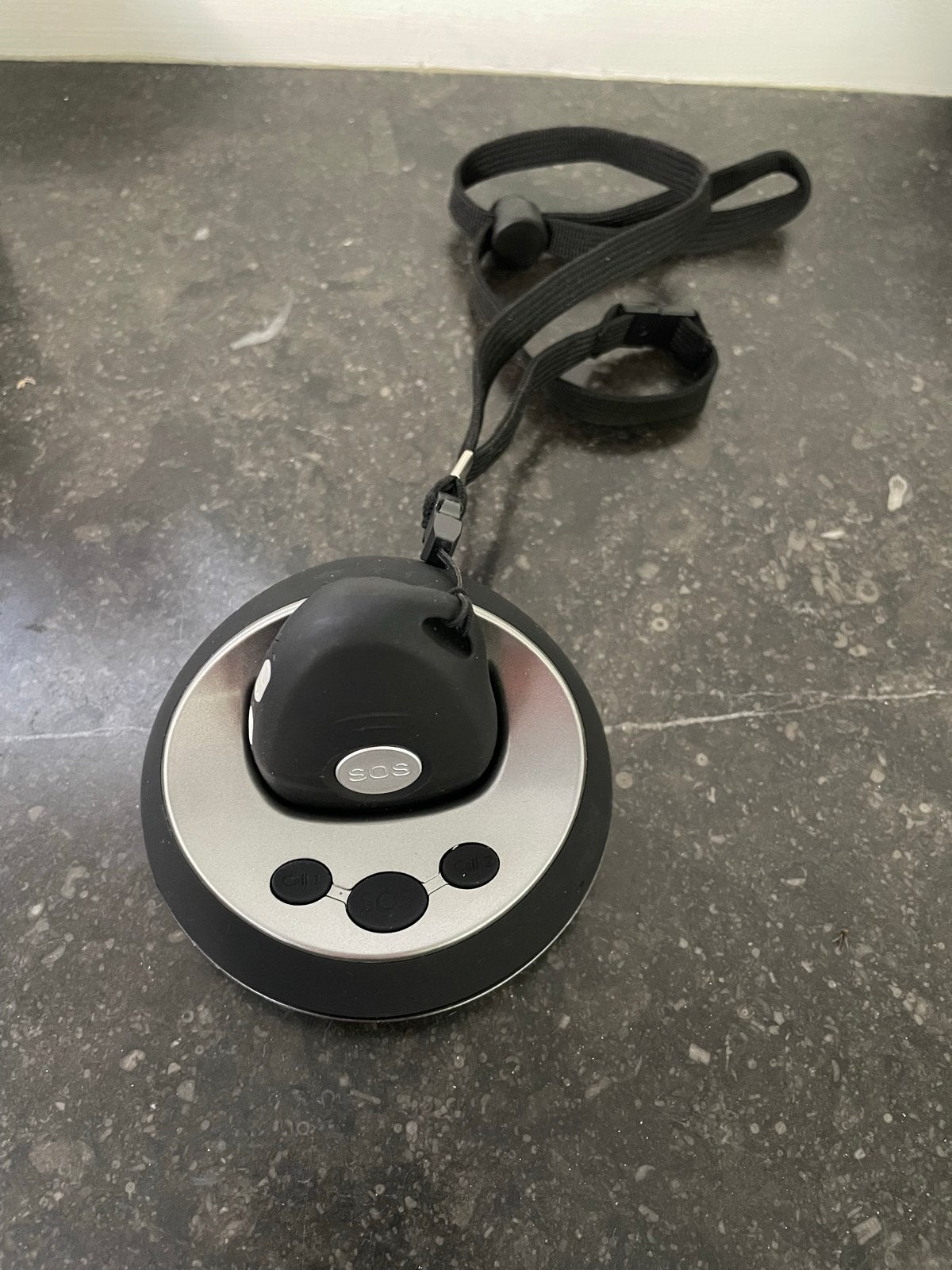 Wuzzi Alert Pebbles III Persoonsalarm met GPS en SOS-knop, Ophalen of Verzenden, Zo goed als nieuw, Compleet systeem, Overige soorten