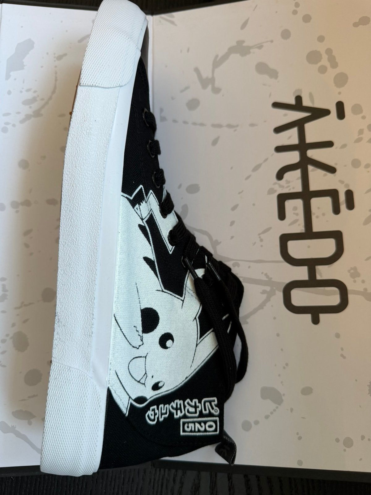 Pokemon akedo limited edition sneakers maat 42, Ophalen, Zo goed als nieuw