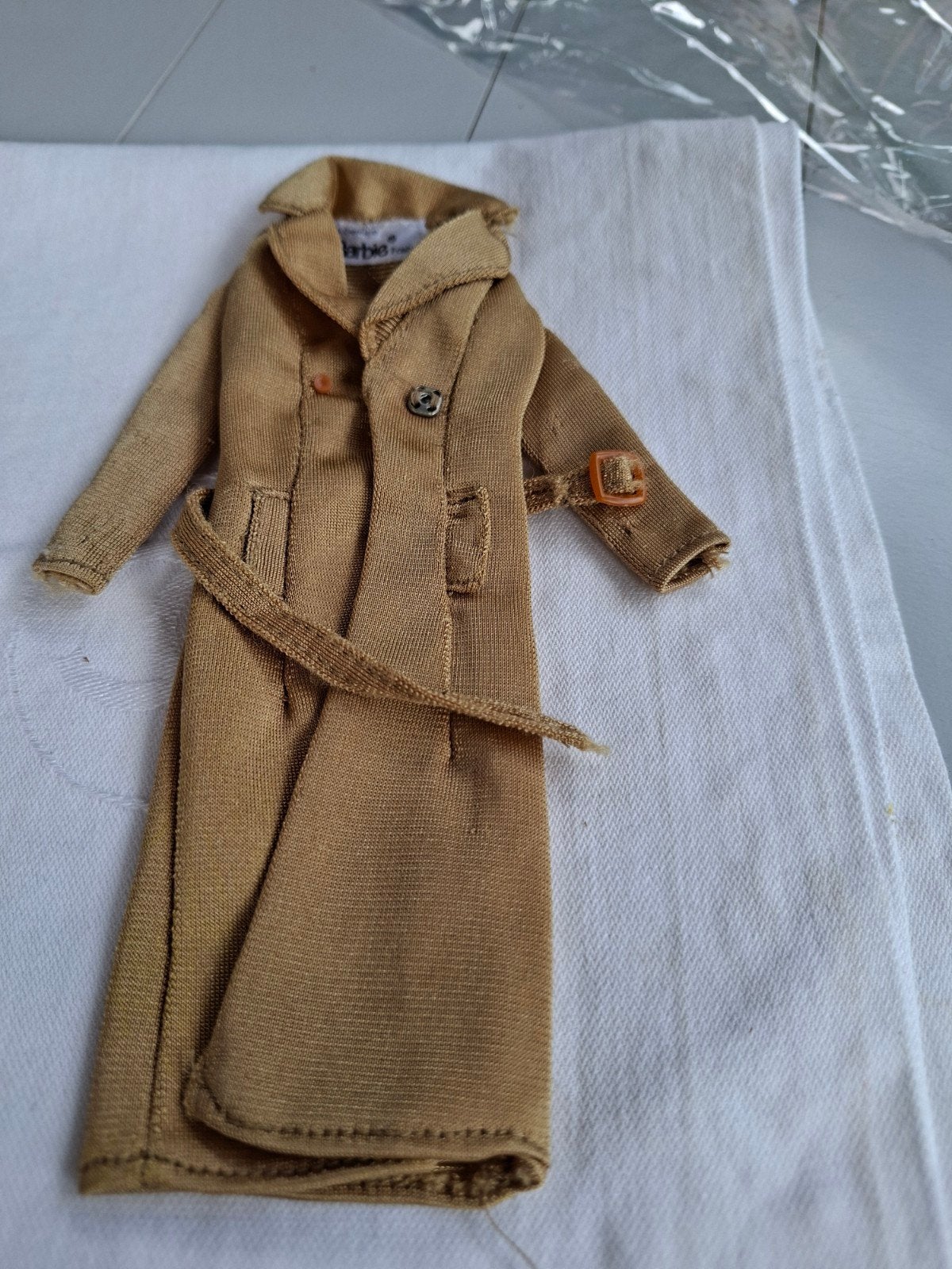 Vintage Barbie trenchcoat - zeldzaam item, Verzenden, Gebruikt, Kleertjes