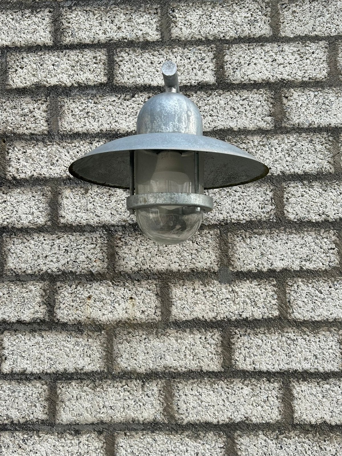 Zinken buitenlamp, eventueel tweede zonder glas, Gebruikt, Waterbestendig, Industrieel, Zilver