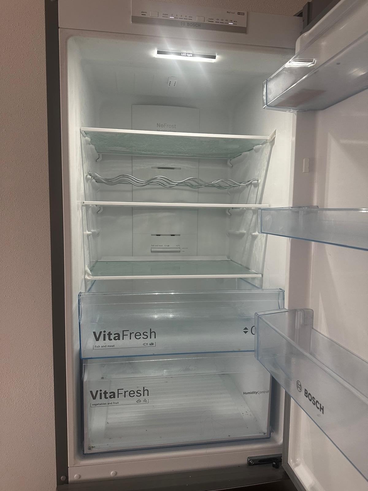 Bosch Koel-vriescombinatie met VitaFresh en NoFrost, Ophalen, 200 liter of meer, 60 cm of meer, Met aparte vriezer