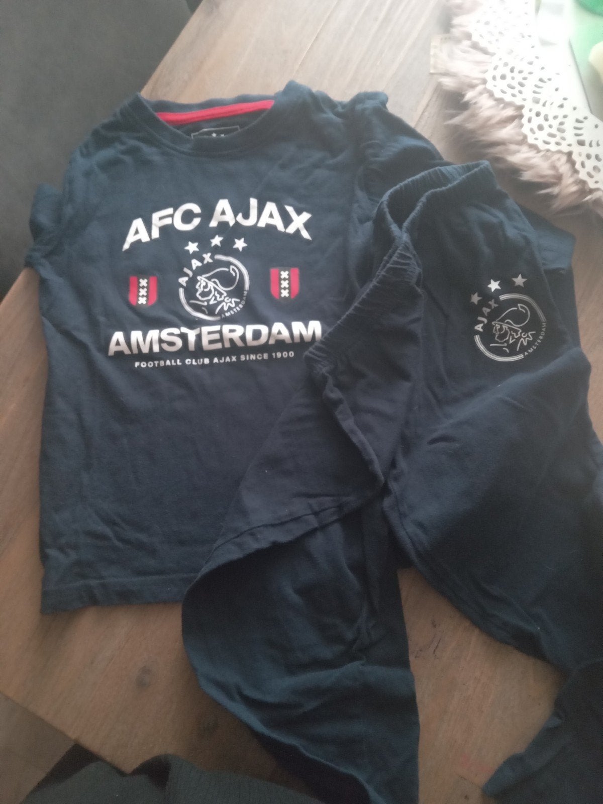 NIEUW Ajax pyjama maat 104/110, Ophalen, Jongen of Meisje, Nieuw, Nacht- of Onderkleding