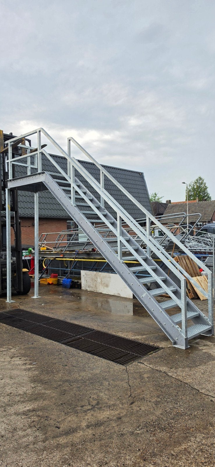 stalen trap met bordes gegalv hoog 3 2mtr nor116, Doe-het-zelf en Verbouw, Ladders en Trappen, Ophalen of Verzenden, 2 tot 4 meter