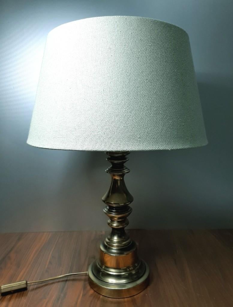 Tafellamp met zacht groene kap. 57 cm. hoog. Messing voet., Gebruikt, 50 tot 75 cm, Klassiek, Overige materialen
