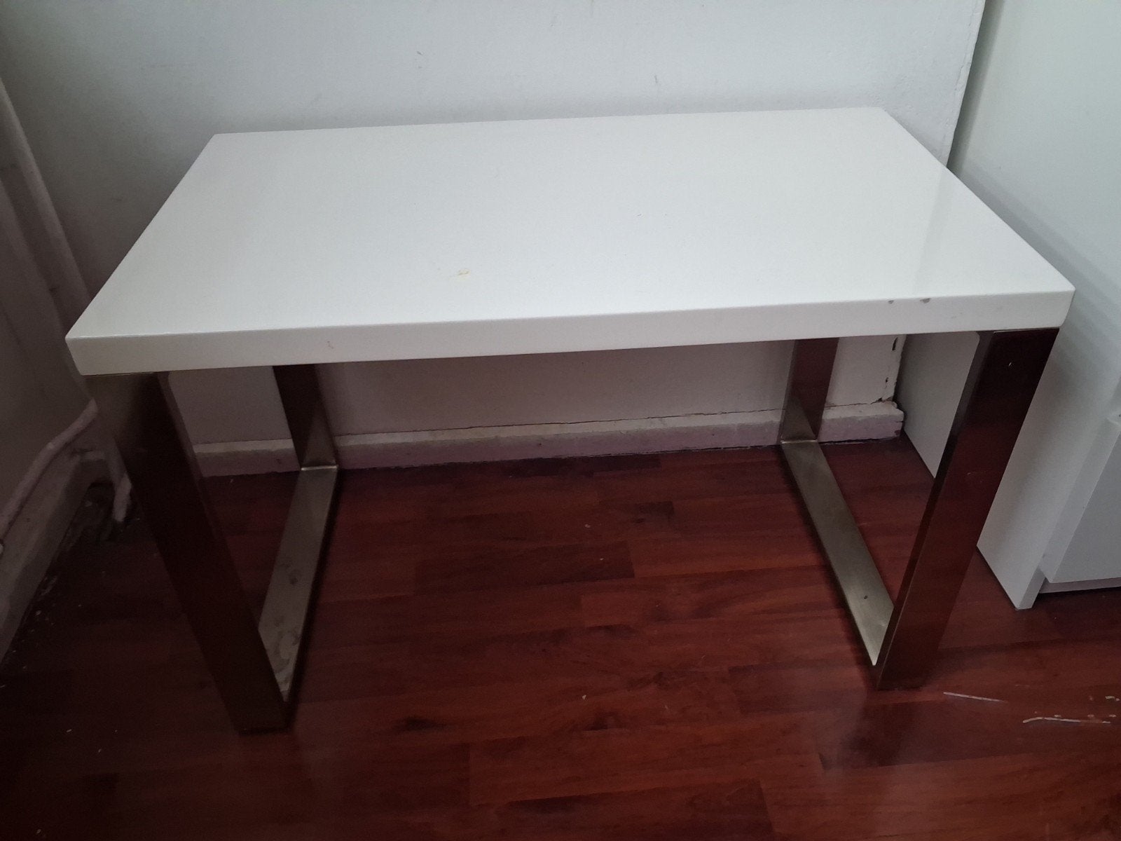 Witte hoogglans bijzettafel, Huis en Inrichting, Overige materialen, Gebruikt, 55 tot 75 cm, Modern
