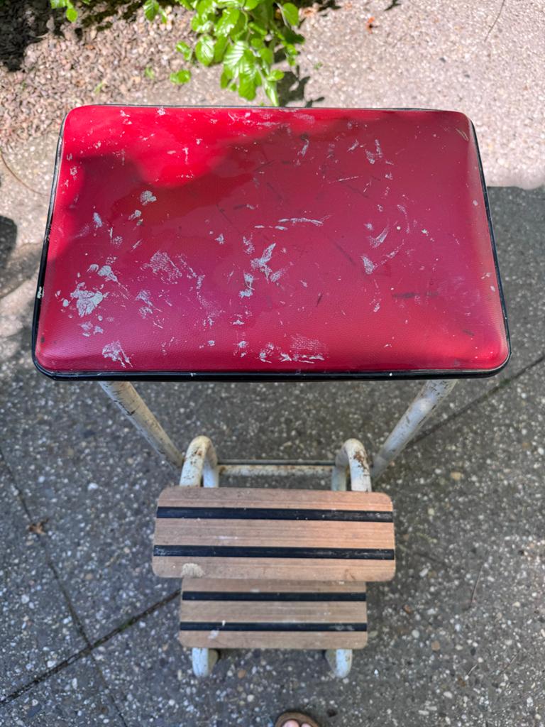Vintage / retro  Keukentrapje met rode zitting, Huis en Inrichting, Krukjes, Ophalen, Gebruikt, IJzer