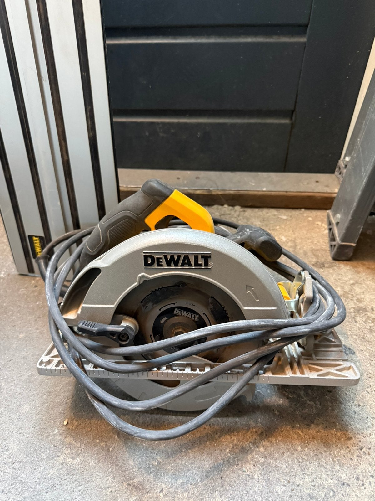 Foto 3 van DeWALT DWE576K-QS cirkelzaagmachine 1600W