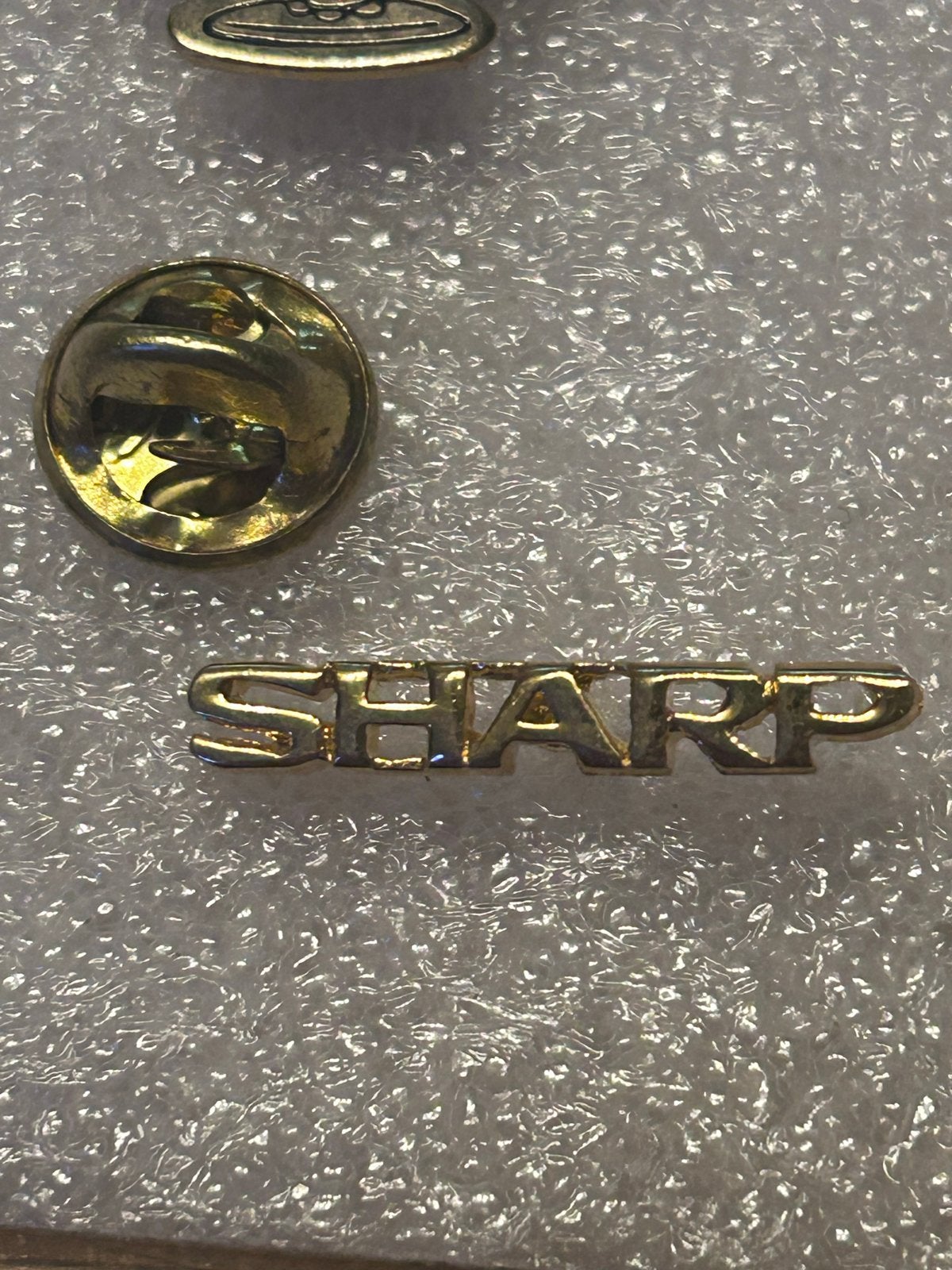 Vintage Sharp Pin - Gouden Logo, Ophalen of Verzenden, Gebruikt, Merk, Speldje of Pin