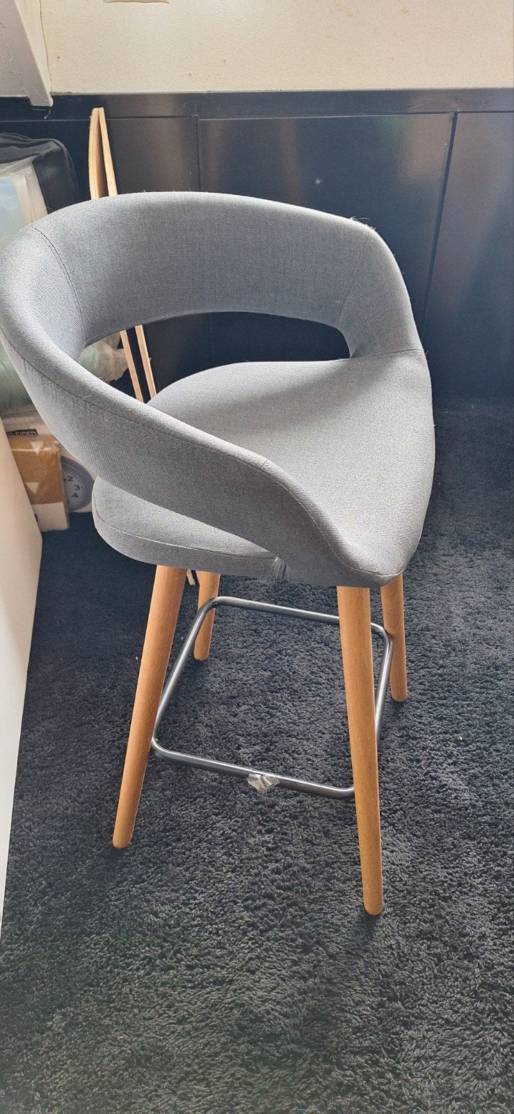 Grijze barkruk met houten poten en voetsteun, Met voetsteun, 60 tot 90 cm, Nieuw, Ophalen of Verzenden
