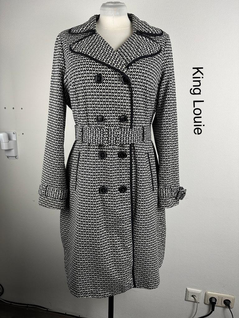 King Louie Trenchcoat  (mt: 42) 28,7/41, Zwart, Maat 42/44 (L), Ophalen of Verzenden, Zo goed als nieuw