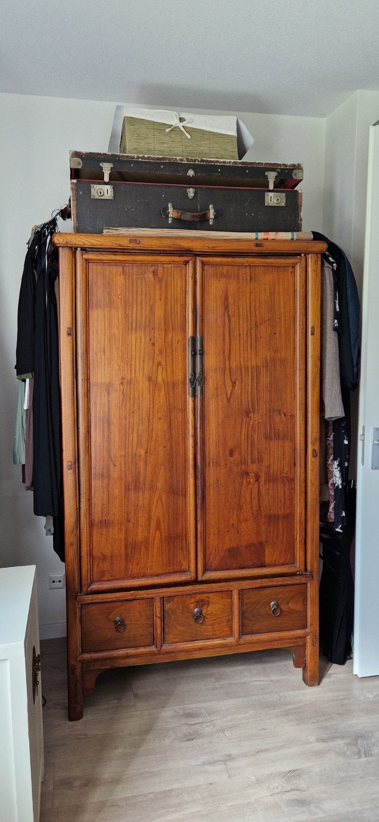 Chinese houten kledingkast, Ophalen