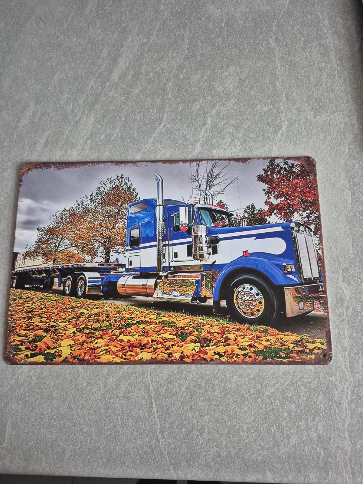 Metalen wandplaat: Blauwe vrachtwagen in herfstlandschap, Huis en Inrichting, Minder dan 50 cm, Nieuw, Ophalen of Verzenden, Print