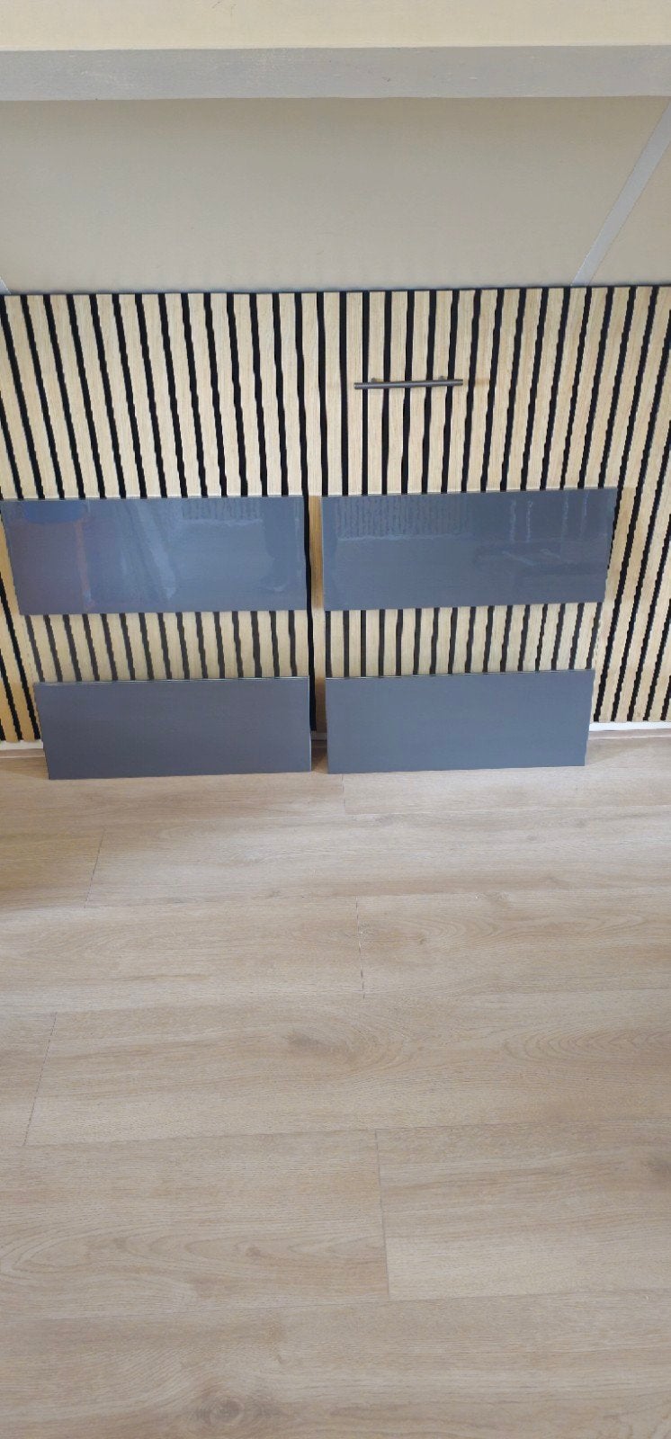 2 IKEA Besta vitrinedeurtjes hoogglans grijs 60x64cm, Ophalen, Zo goed als nieuw