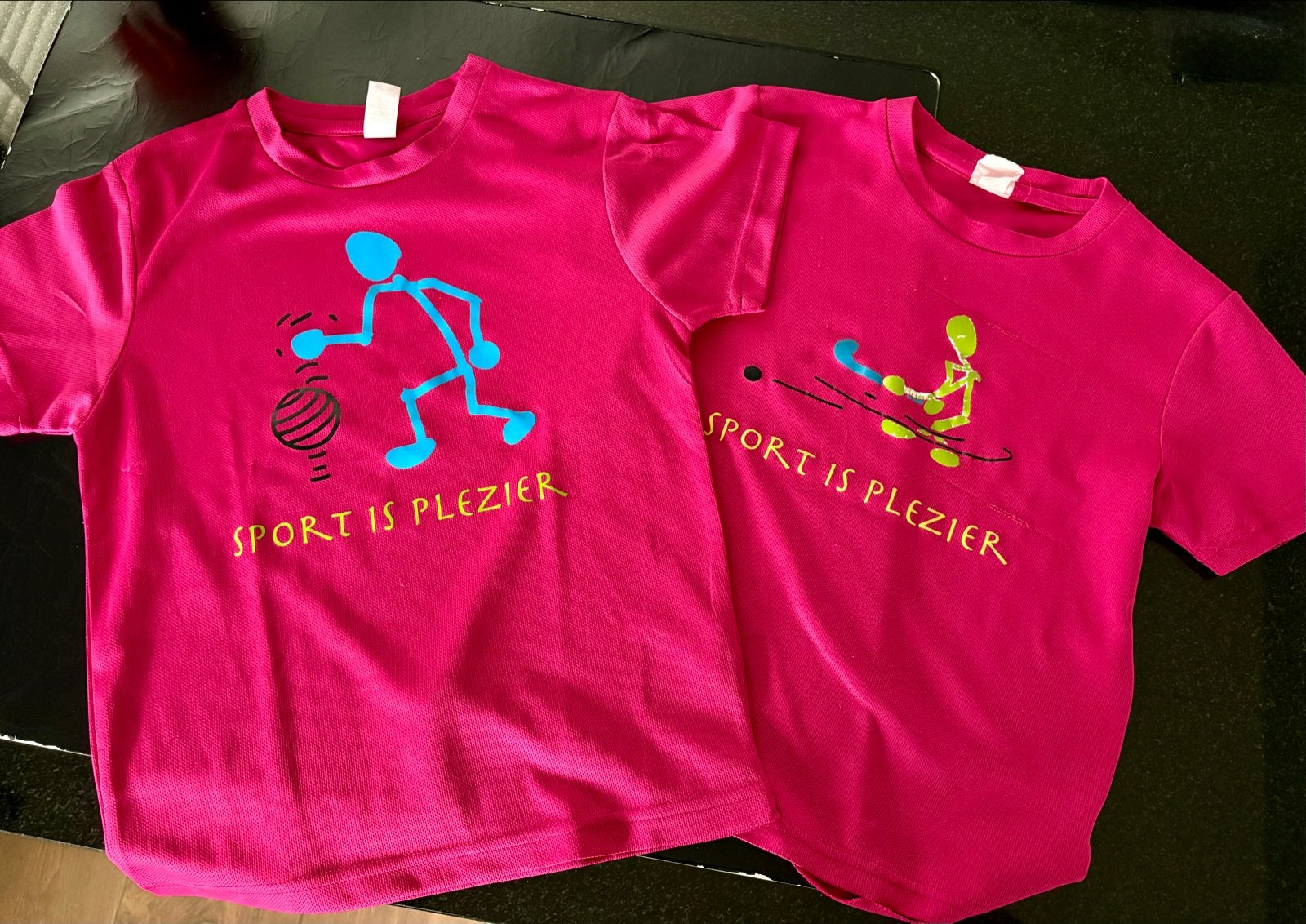 2x fuchsia roze t-shirt 'Sport is Plezier' voor een Tess, Ophalen, Gebruikt, Meisje
