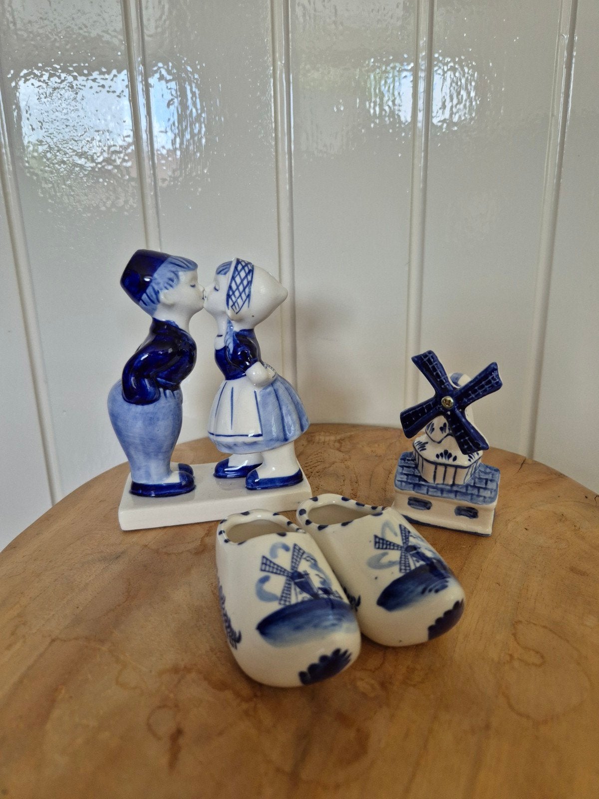 Delfts blauw beeldjes: kussend paar, molen en klompjes, Ophalen of Verzenden, Zo goed als nieuw, Porselein, Beeldje(s)