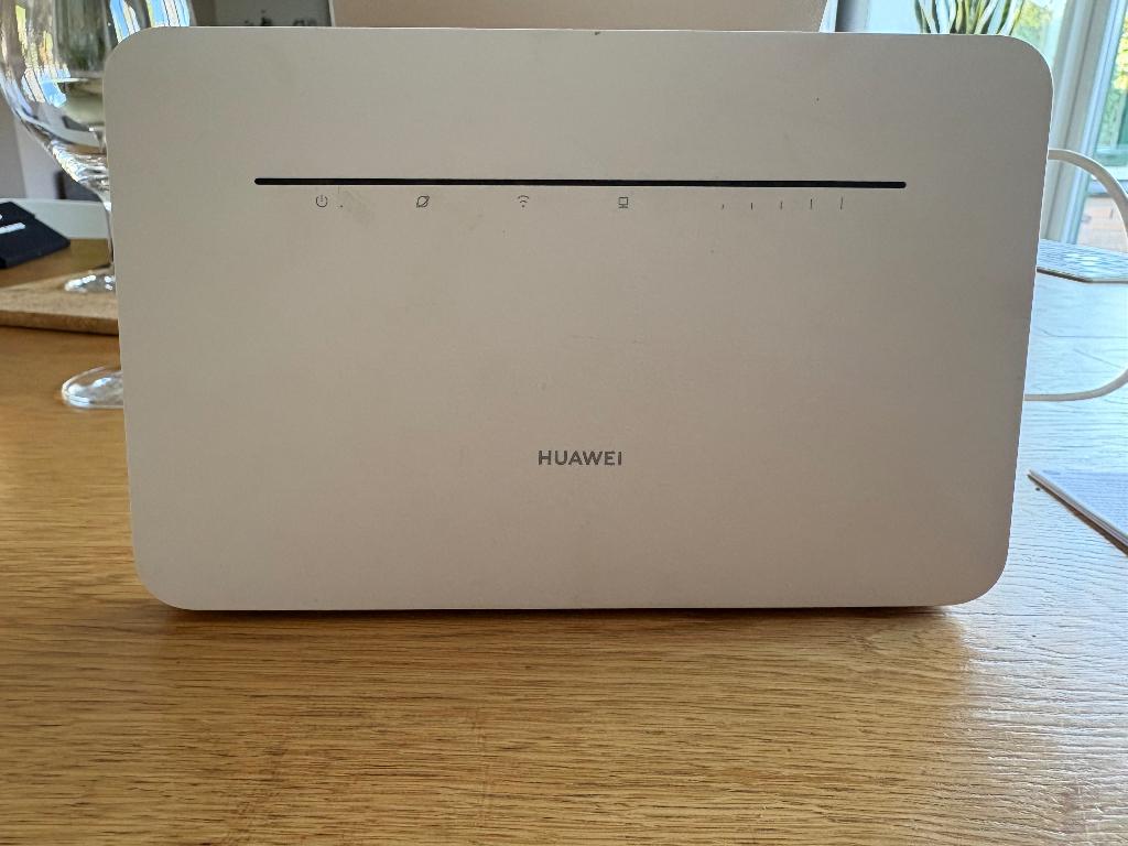 Huawei B535-235 4G router, Ophalen of Verzenden, Zo goed als nieuw, Router met modem, Hawei