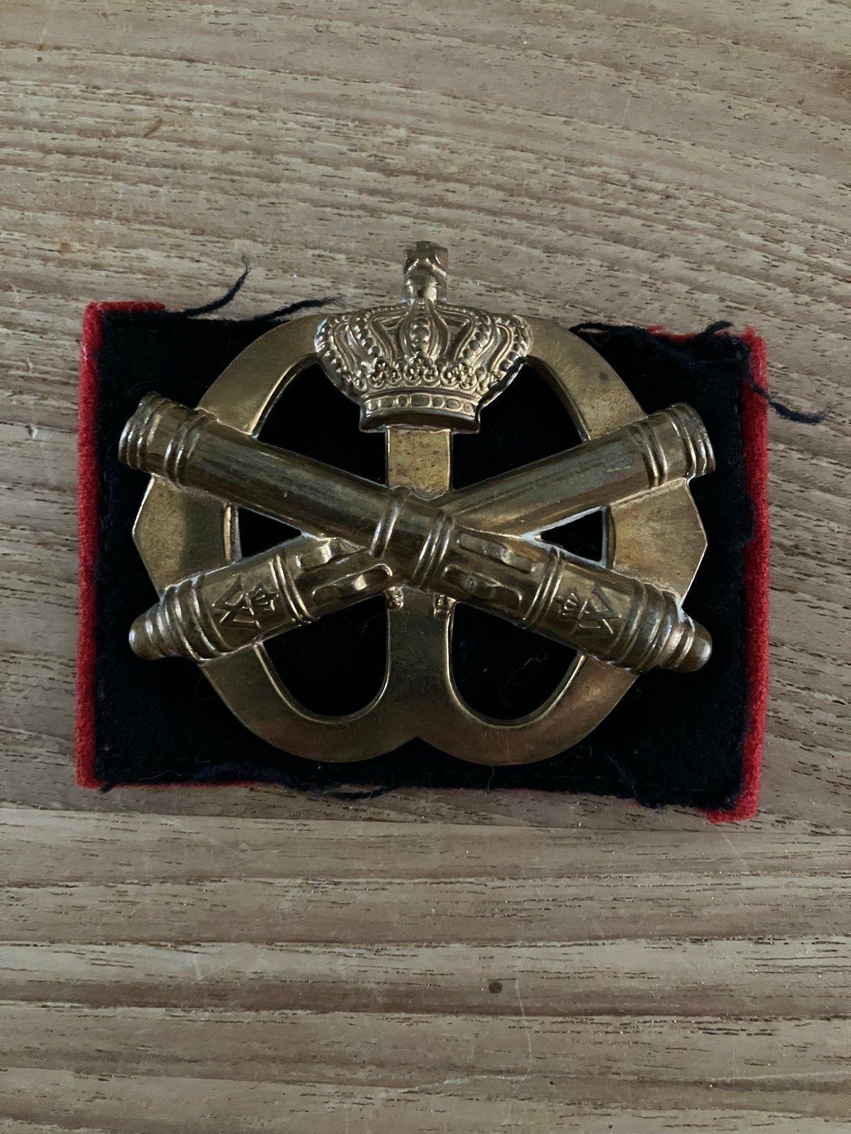 Baretembleem artillerie, Verzamelen, Ophalen of Verzenden, Landmacht, Nederland, Embleem of Badge