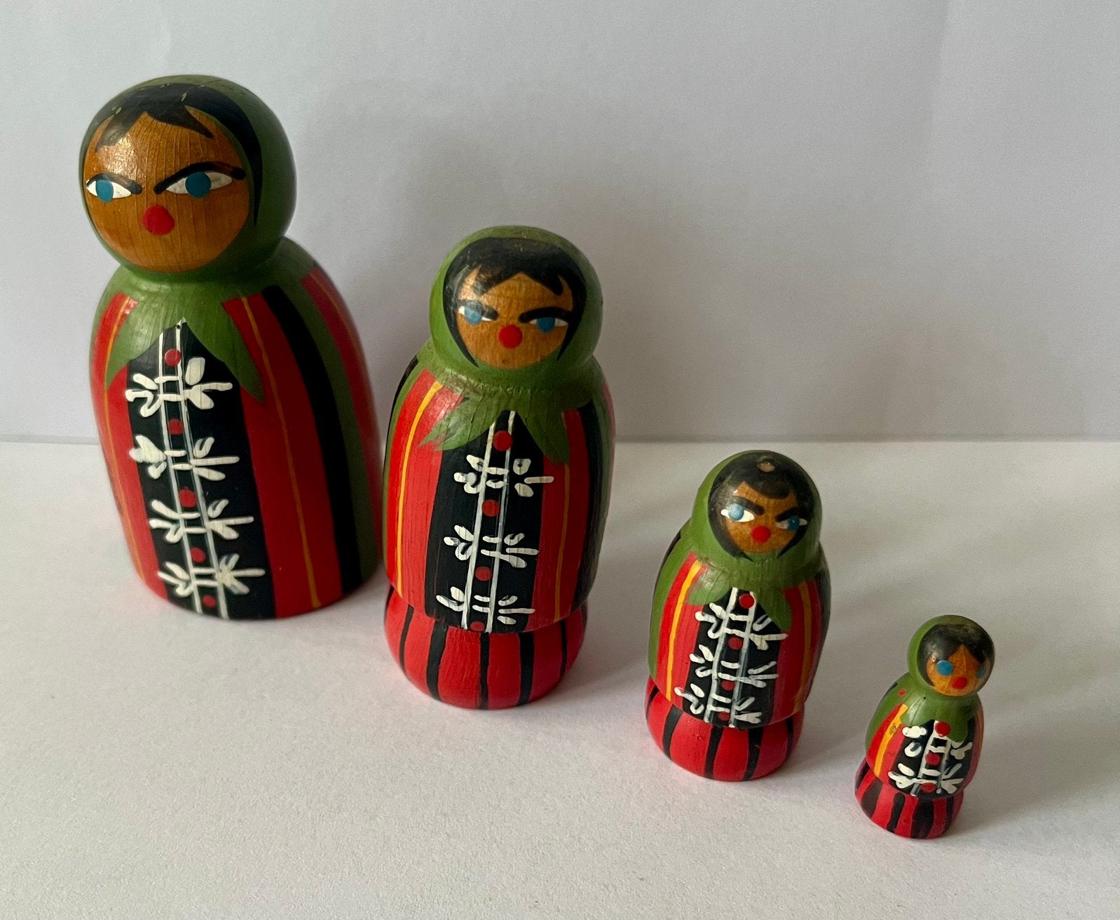 Vintage handbeschilderde matroesjka – 4-delig, Ophalen of Verzenden, Gebruikt, Pop