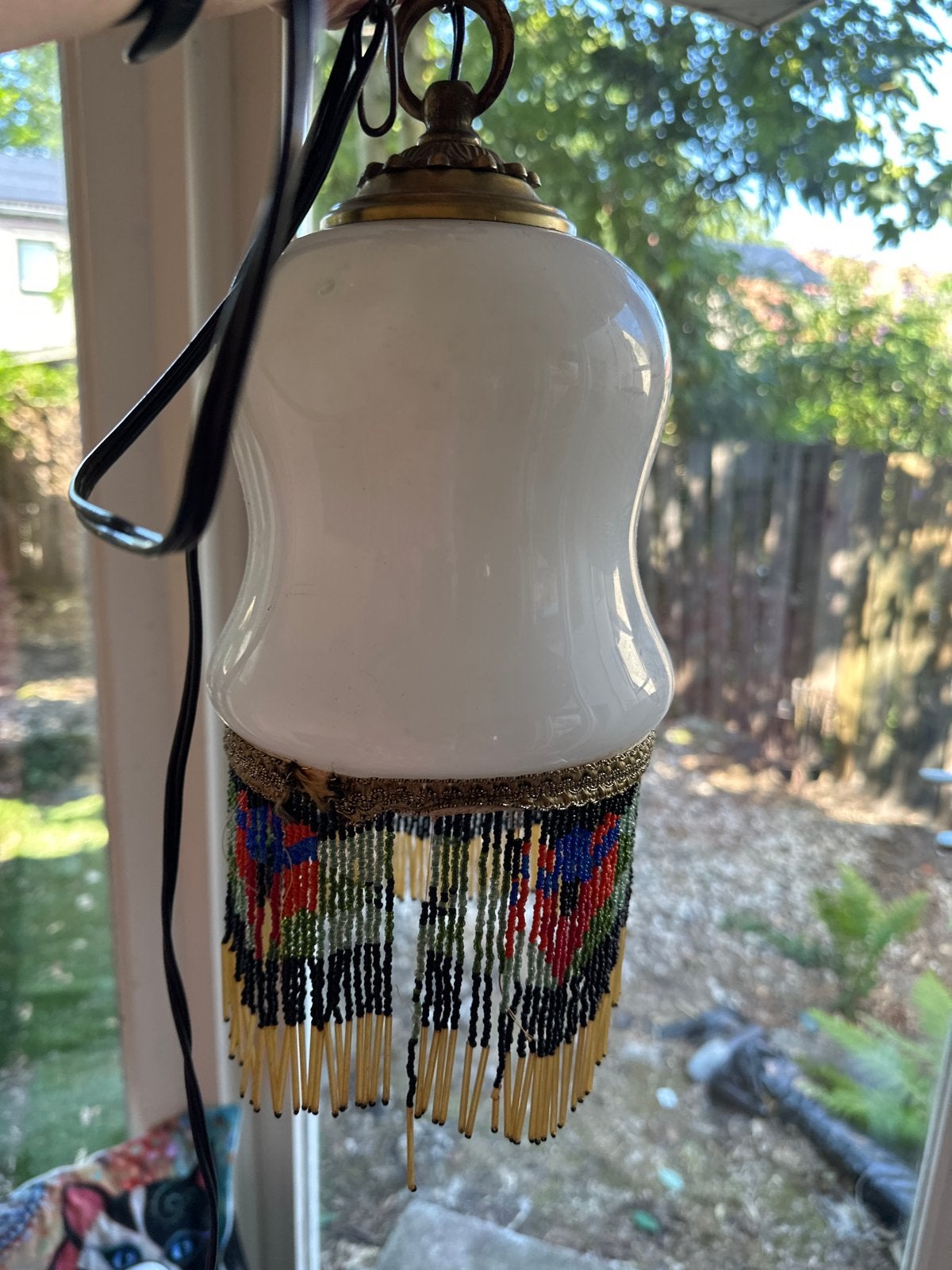 Vintage hanglamp met glazen kap en kralenrand, Ophalen, Gebruikt, Glas, E27 (groot)