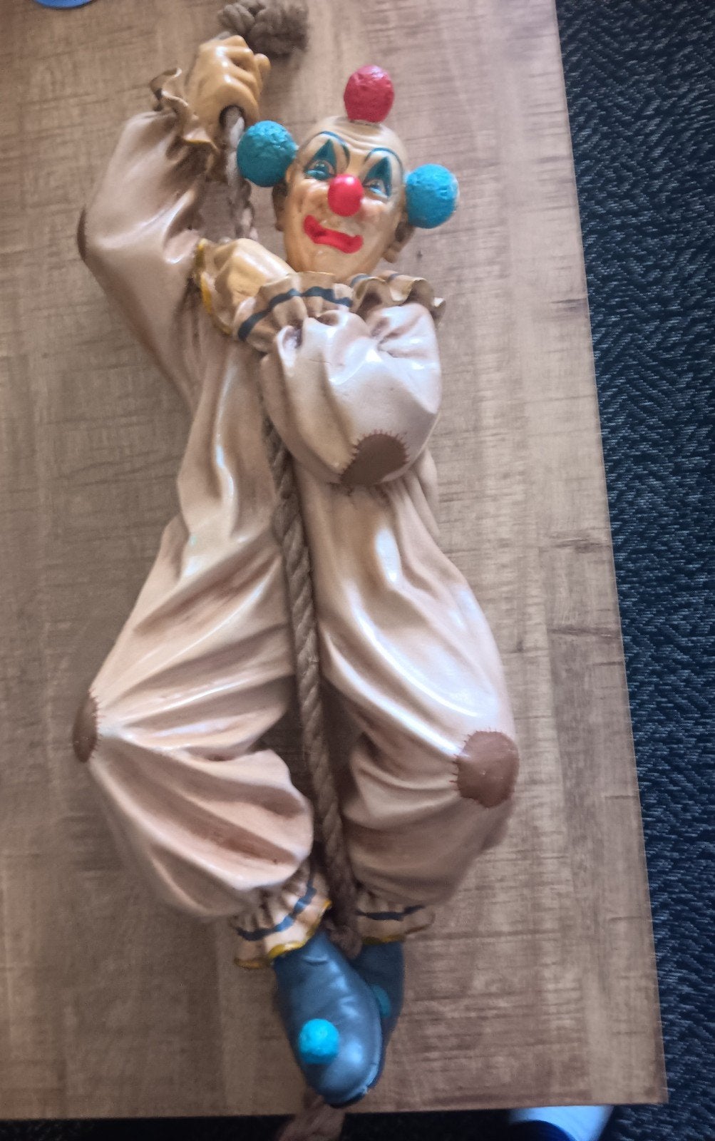 Grote vintage clown sculptuur aan touw, gesigneerd 1996, Overige onderwerpen, Handgemaakt, Beeld, Composieten