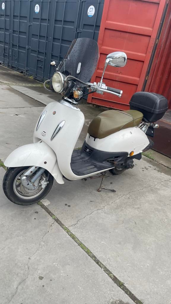 Stijlvolle Retro Scooter - Wit met Topkoffer, Fietsen en Brommers, Scooters | Overige merken, Ophalen, Gebruikt, Maximaal 45 km/u