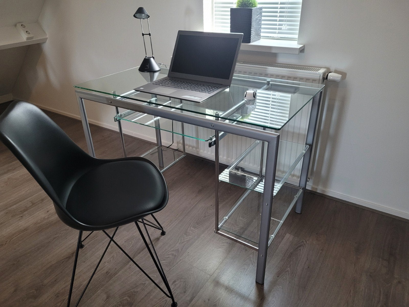 Glazen bureau 110x60 met stalen frame - incl. stoel, Ophalen