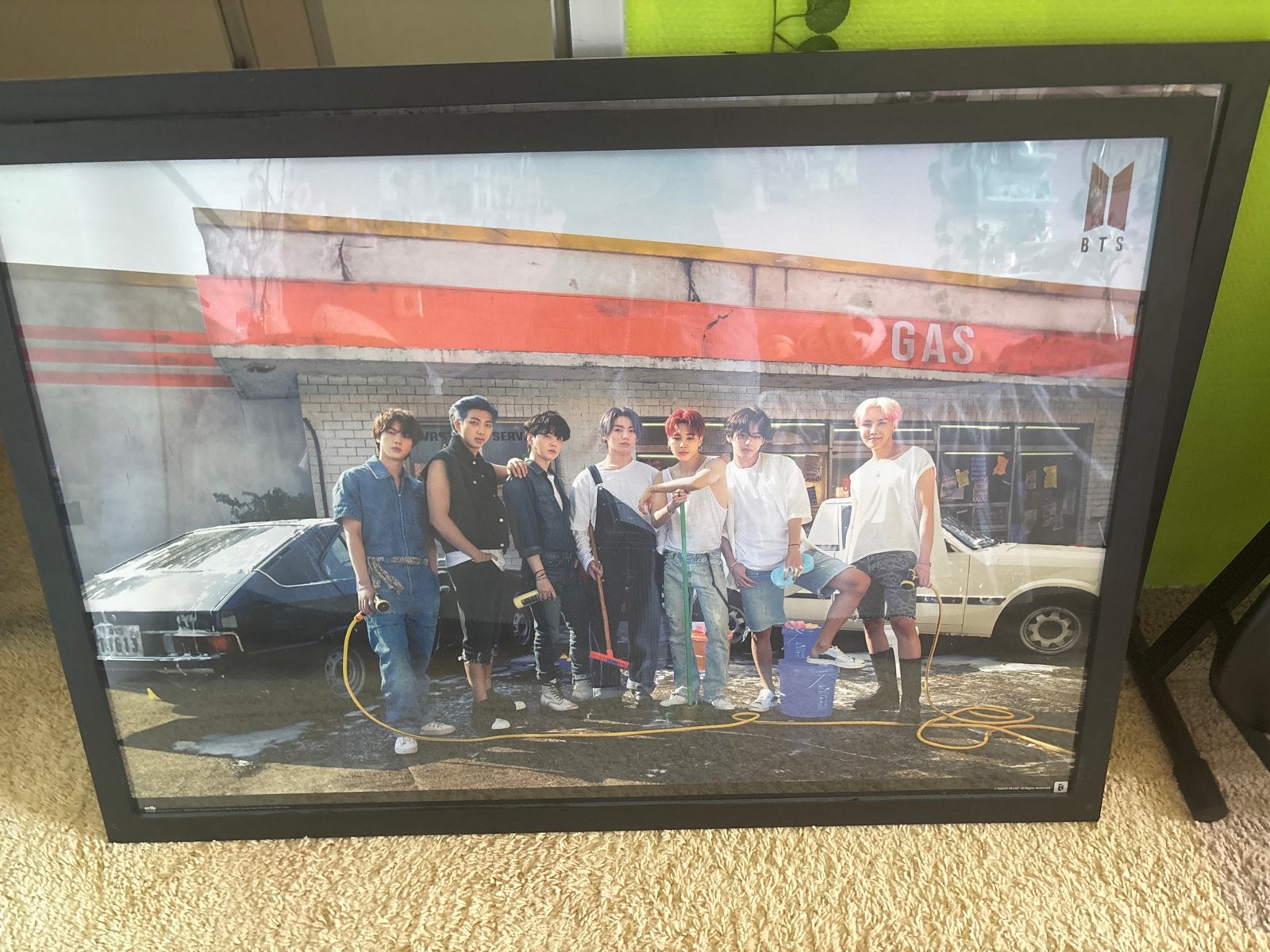 BTS Dynamite Poster met lijst - Zo goed als nieuw, Ophalen of Verzenden, Zo goed als nieuw, 75 tot 100 cm, Foto of Poster