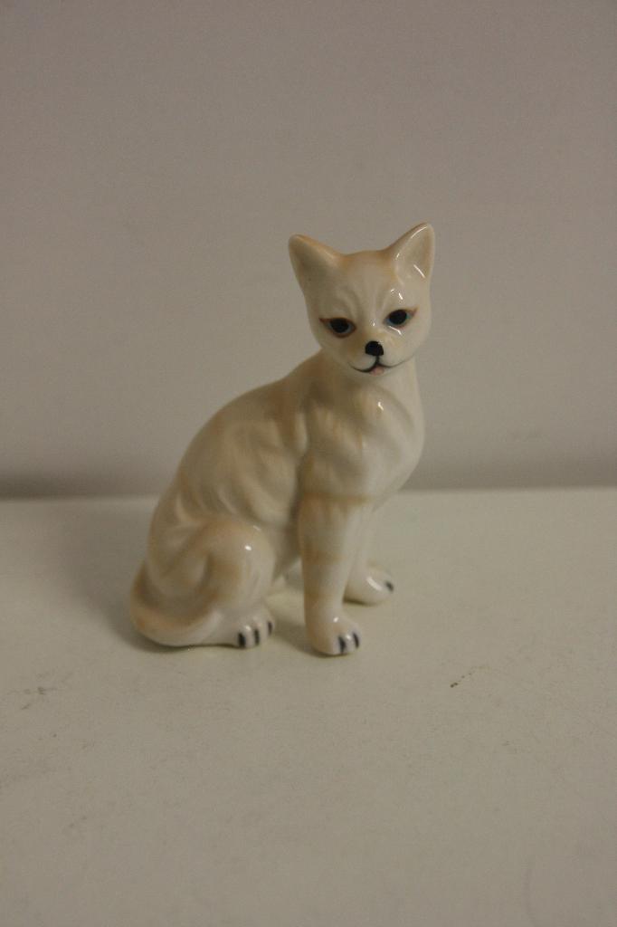 Vintage lichtbruin zittende porseleinen poes., Antiek en Kunst, Antiek | Porselein, Ophalen of Verzenden