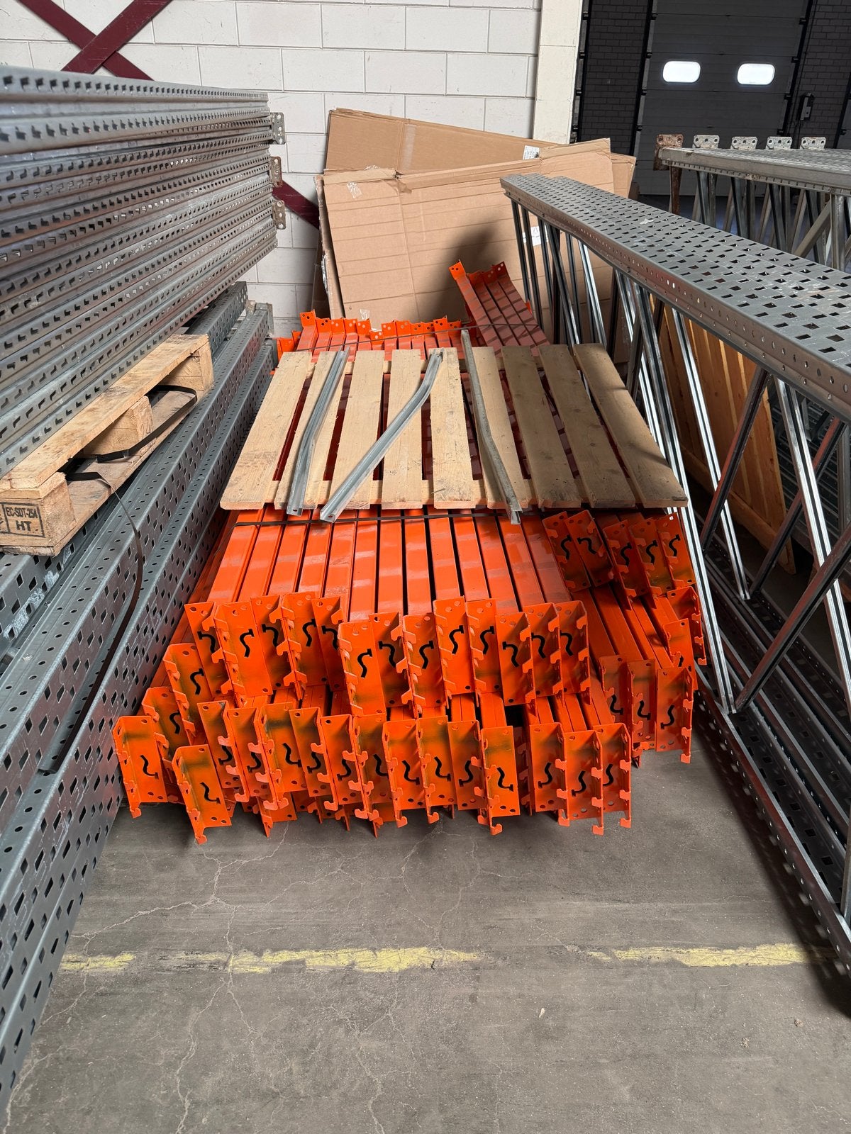 Loods Stellingen/ staanders/ liggers en pallet borden hout, Ophalen