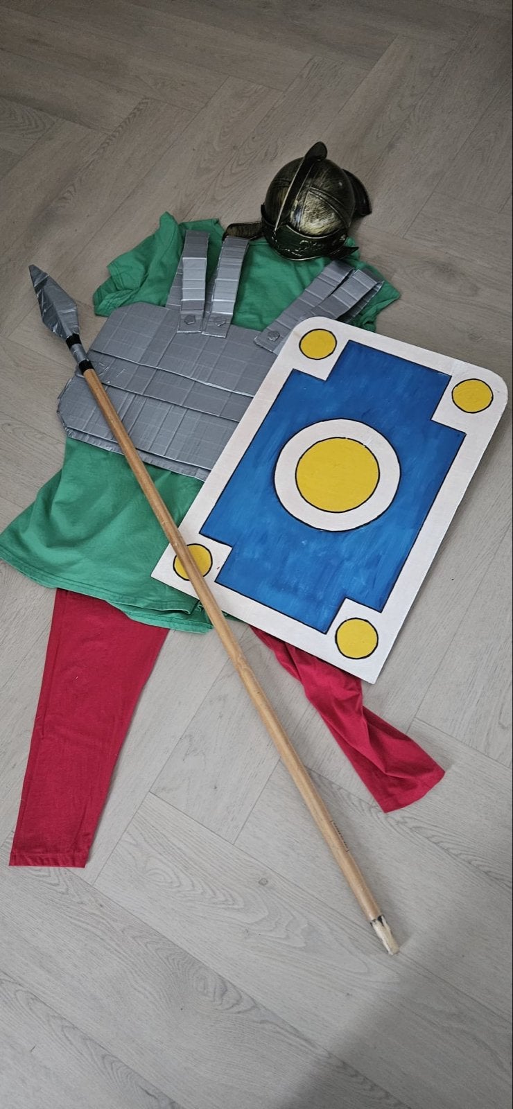 Romeinen verkleedkleren met helm, speer en schild, Kinderen en Baby's, Carnavalskleding en Verkleedspullen, Ophalen, Gebruikt