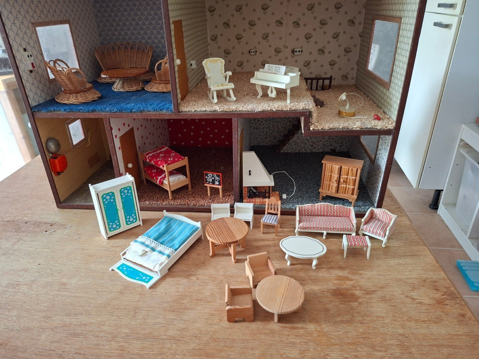 Oud poppenhuis met miniaturen en poppenhuismeubels, Ophalen, Poppenhuis, Gebruikt, Onbekend
