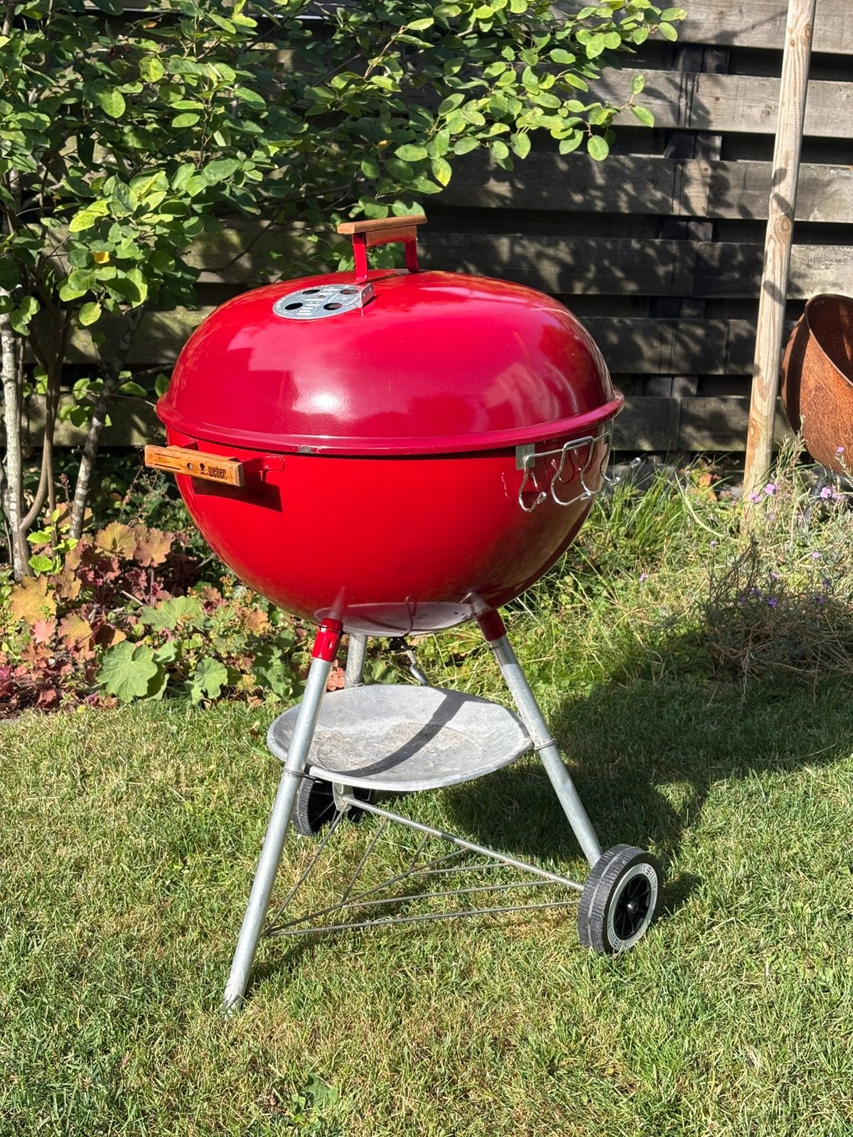 Weber 57cm vintage jaren 90 met originele houten handvatten, Ophalen, Gebruikt