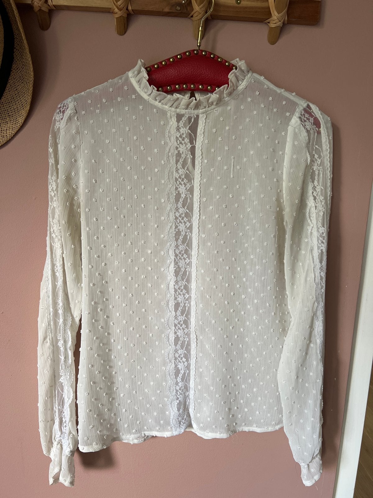 Witte blouse met kant en stippen - Costes Rebel XS, Kleding | Dames, Blouses en Tunieken, Ophalen of Verzenden, Zo goed als nieuw