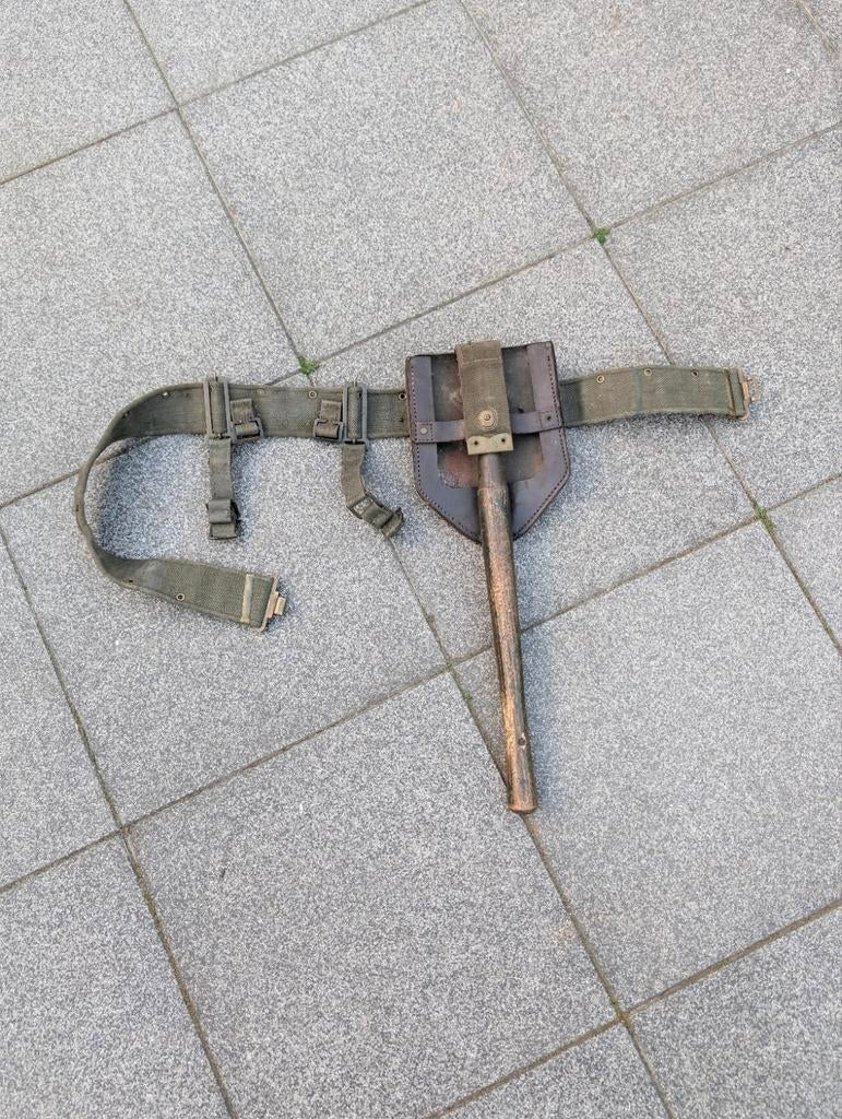 Vintage militaire veldschop met draagriem, Verzamelen, Militaria | Algemeen, Ophalen of Verzenden, Landmacht, Overige gebieden