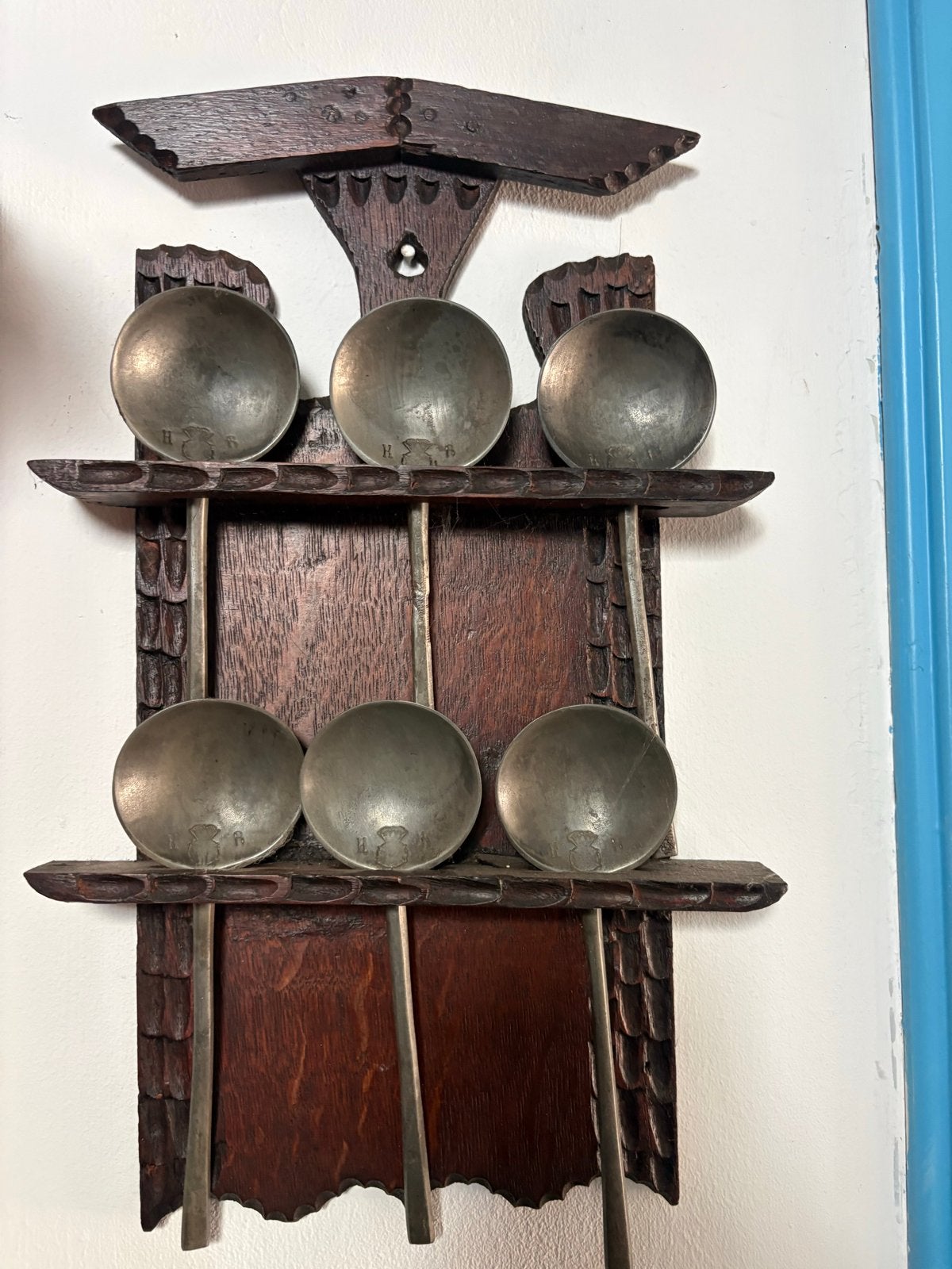 Antieke houten lepelrek met tinnen lepels, Ophalen