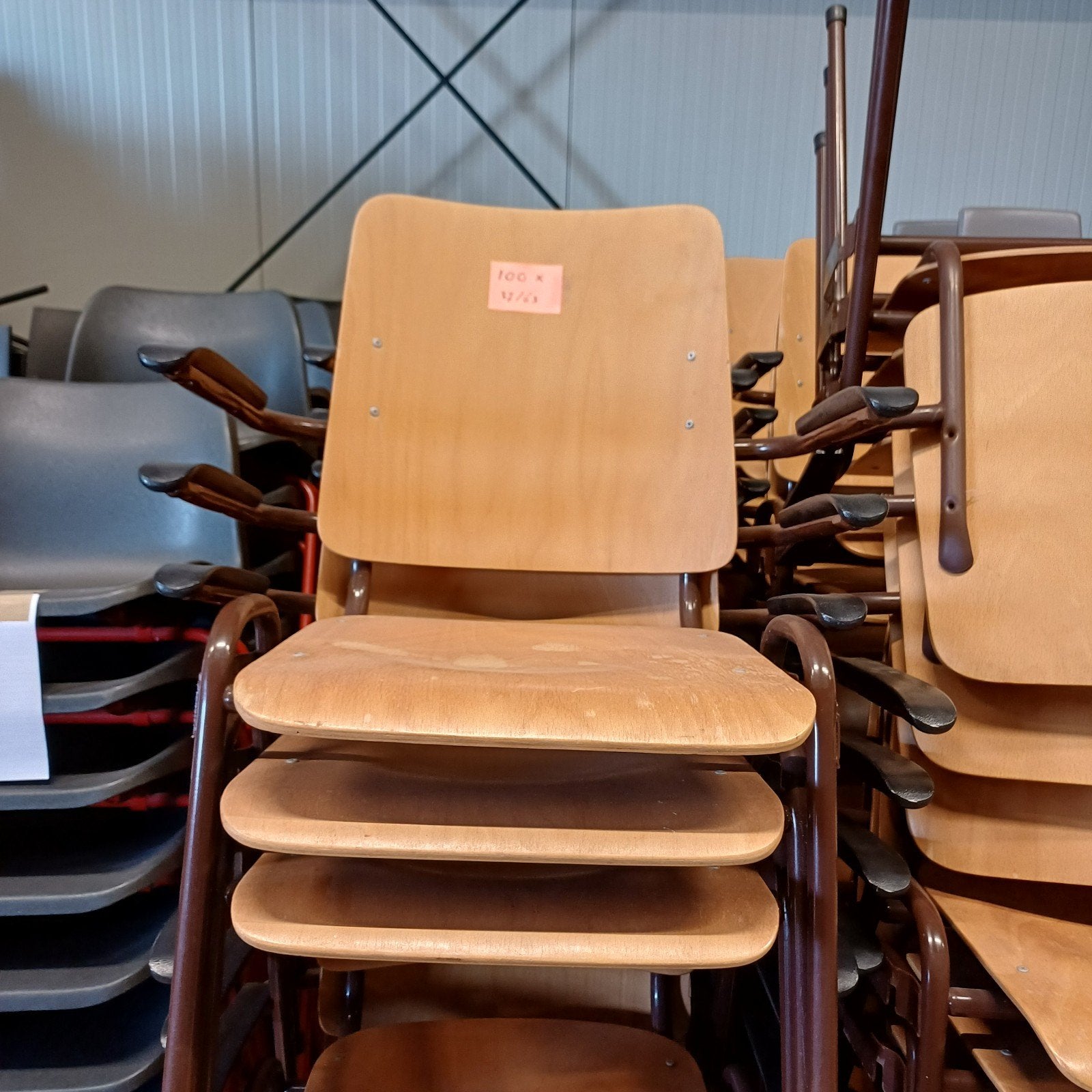 100 x vintage schoolstoelen kerkstoelen partij stoelen, Ophalen, Gebruikt, Bruin, Vijf, Zes of meer stoelen