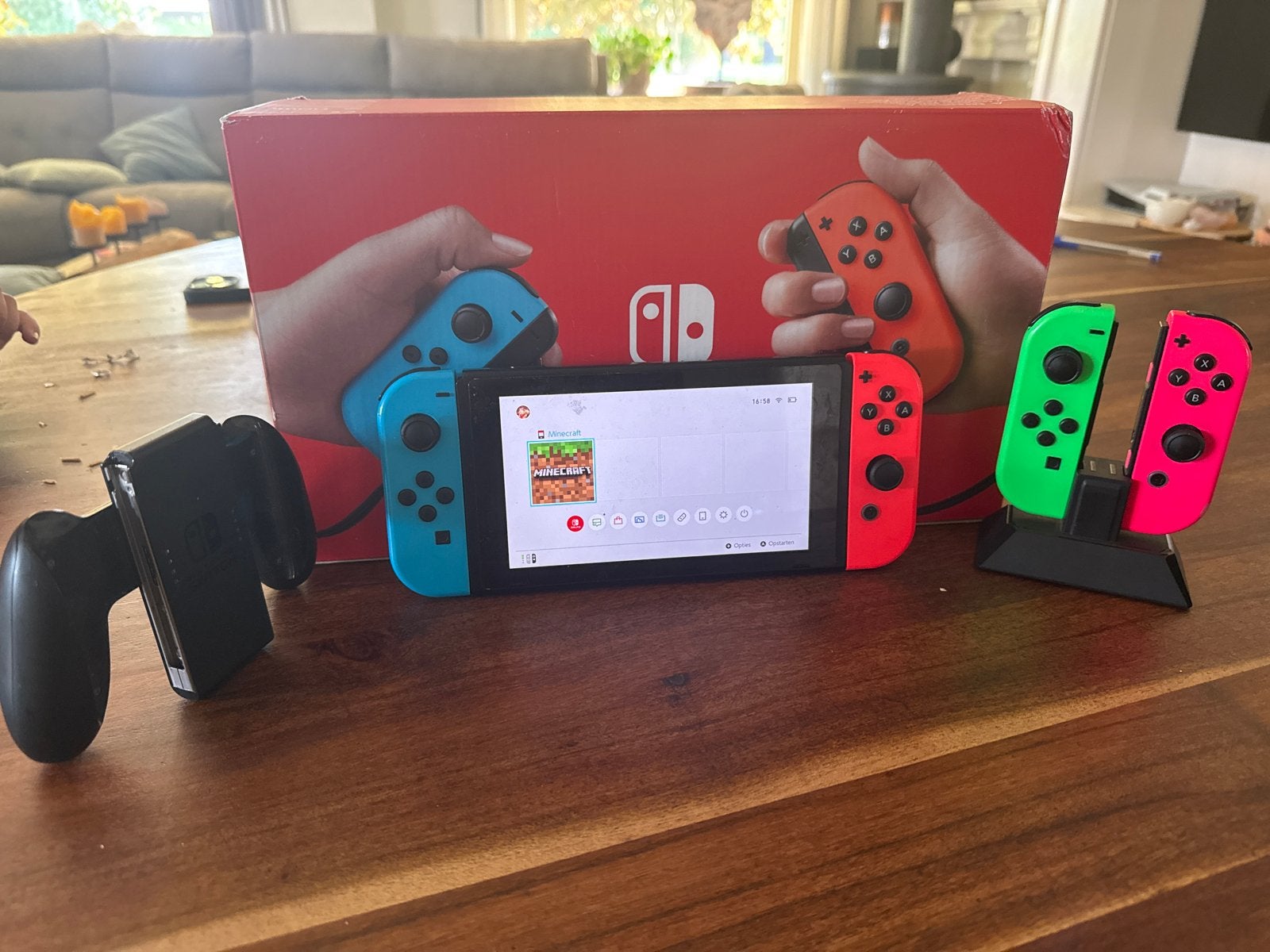 Nintendo Switch met 4 Joy-Cons en oplader van de controlers, Ophalen of Verzenden, Switch Original, Met 3 controllers of meer