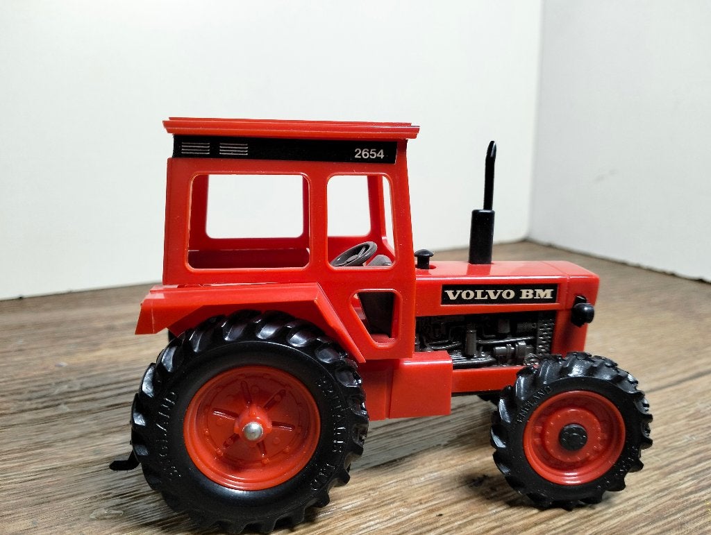 Te koop Britains Volvo BM 2654., Ophalen of Verzenden, Zo goed als nieuw, Tractor of Landbouw, Britains